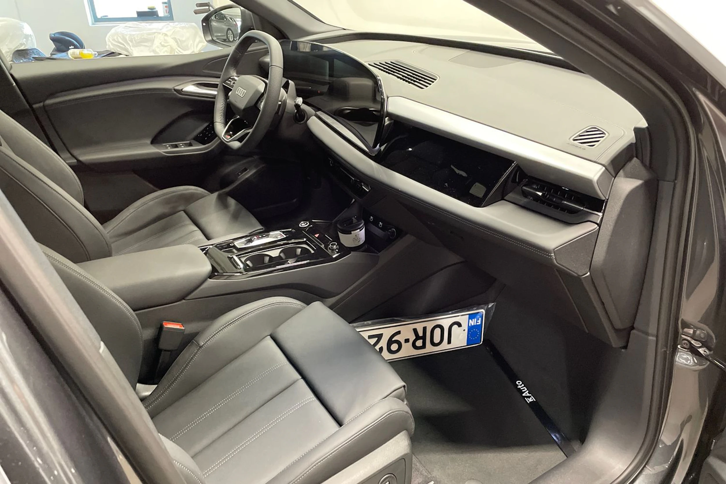 harmaa Audi Q6 e-tron 2026 kuva 14.