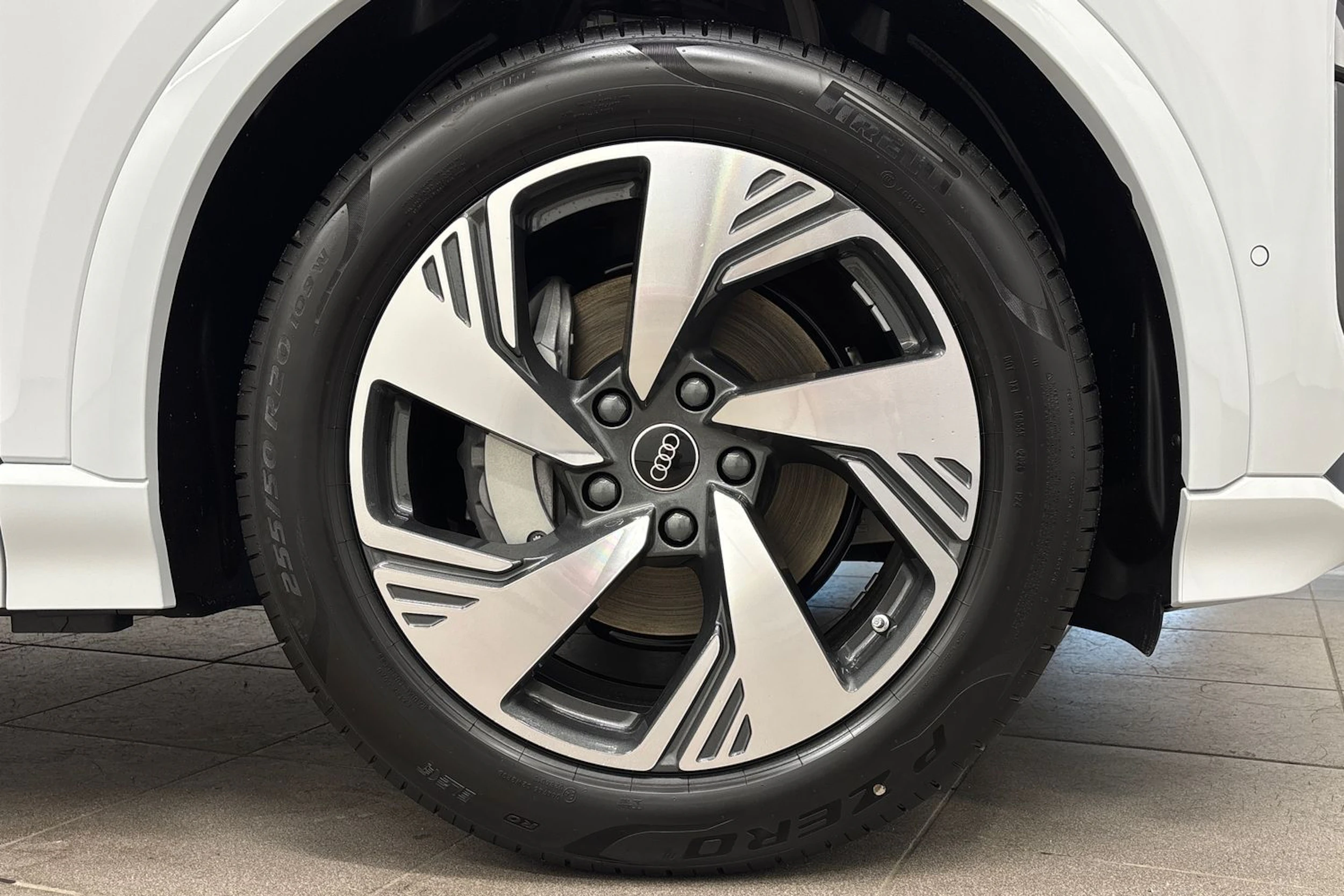 met. valkoinen Audi Q6 e-tron 2026 kuva 10.