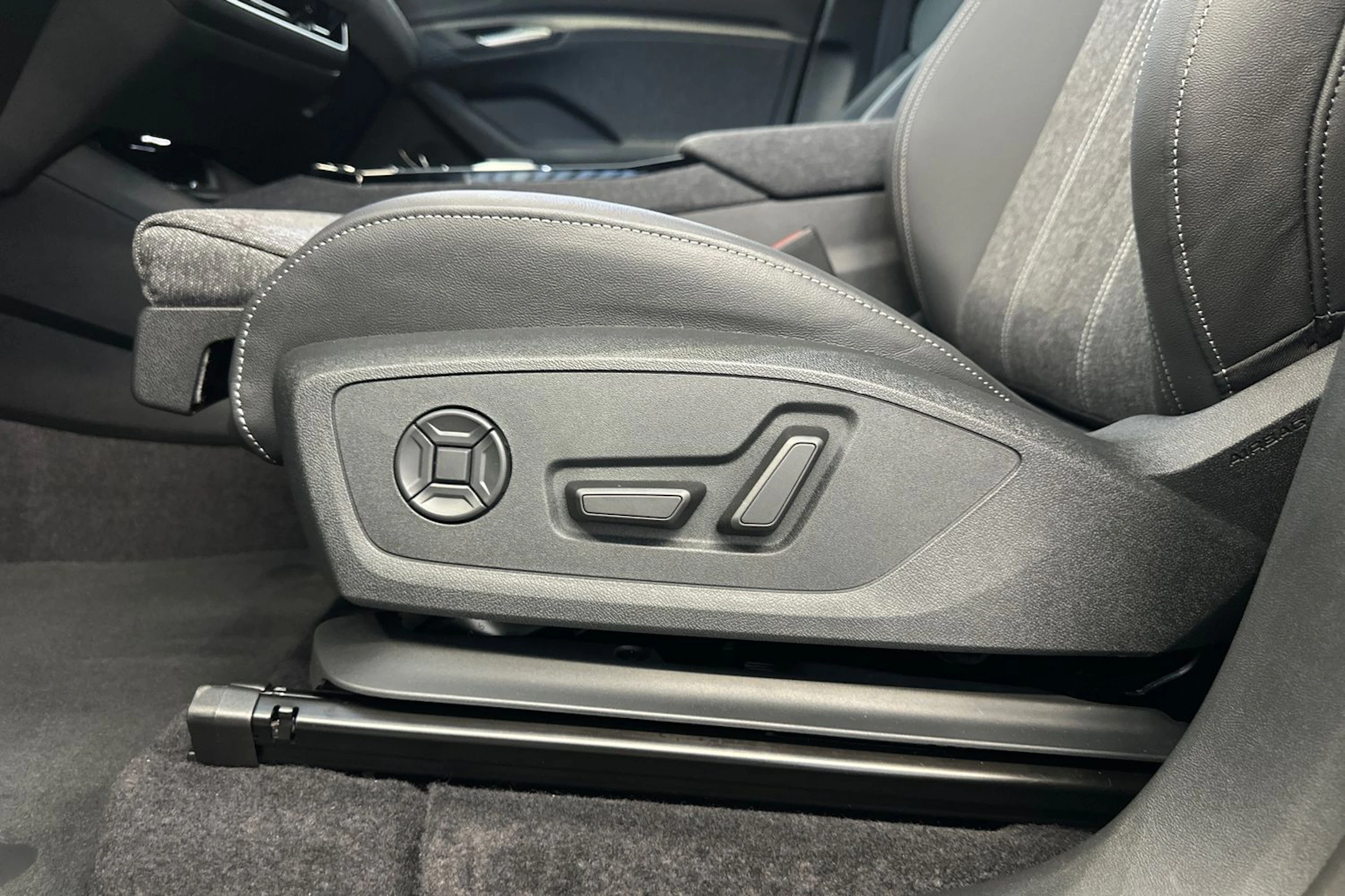 mythos musta Audi Q6 e-tron 2026 kuva 18.
