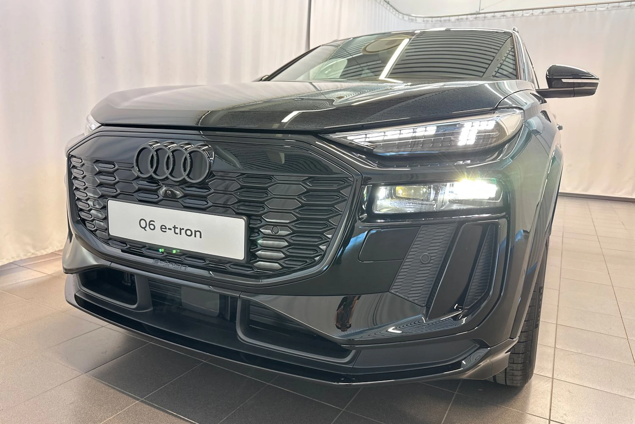 mythos musta Audi Q6 e-tron 2026 kuva 34.