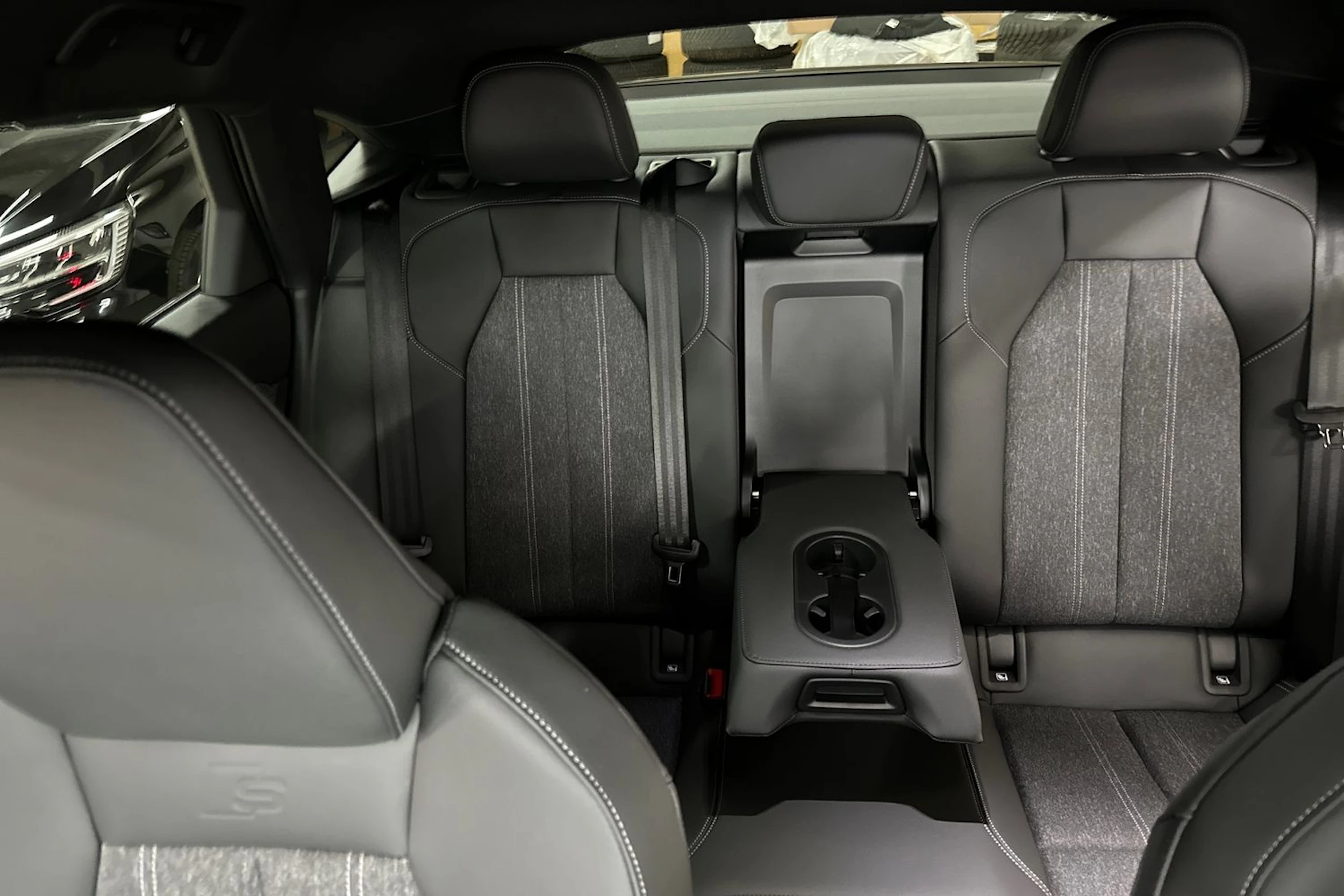 met. musta Audi Q6 e-tron 2026 kuva 11.