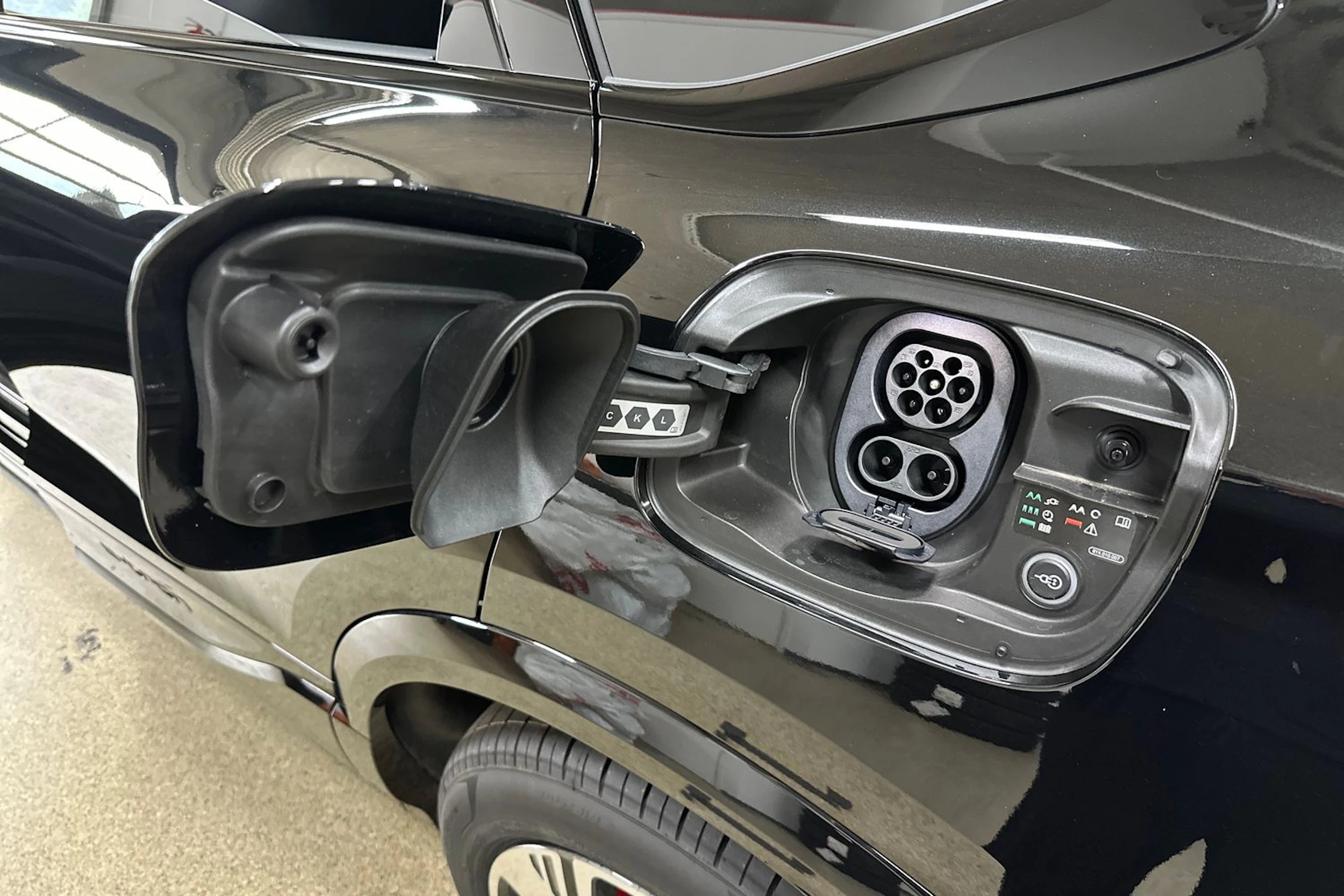 met. musta Audi Q6 e-tron 2026 kuva 14.