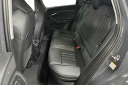 harmaa Audi Q6 e-tron 2026 kuva 8.