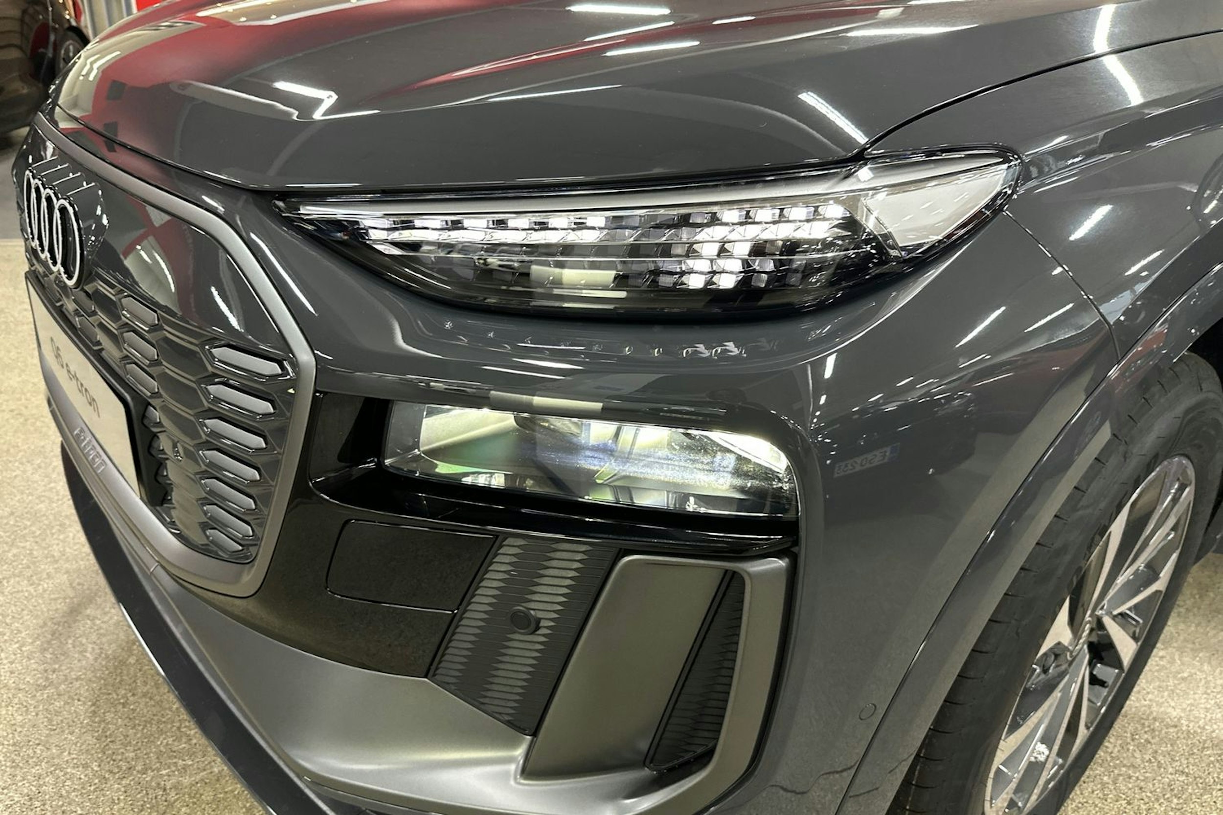 harmaa Audi Q6 e-tron 2026 kuva 10.