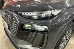 harmaa Audi Q6 e-tron 2026 kuva 10.