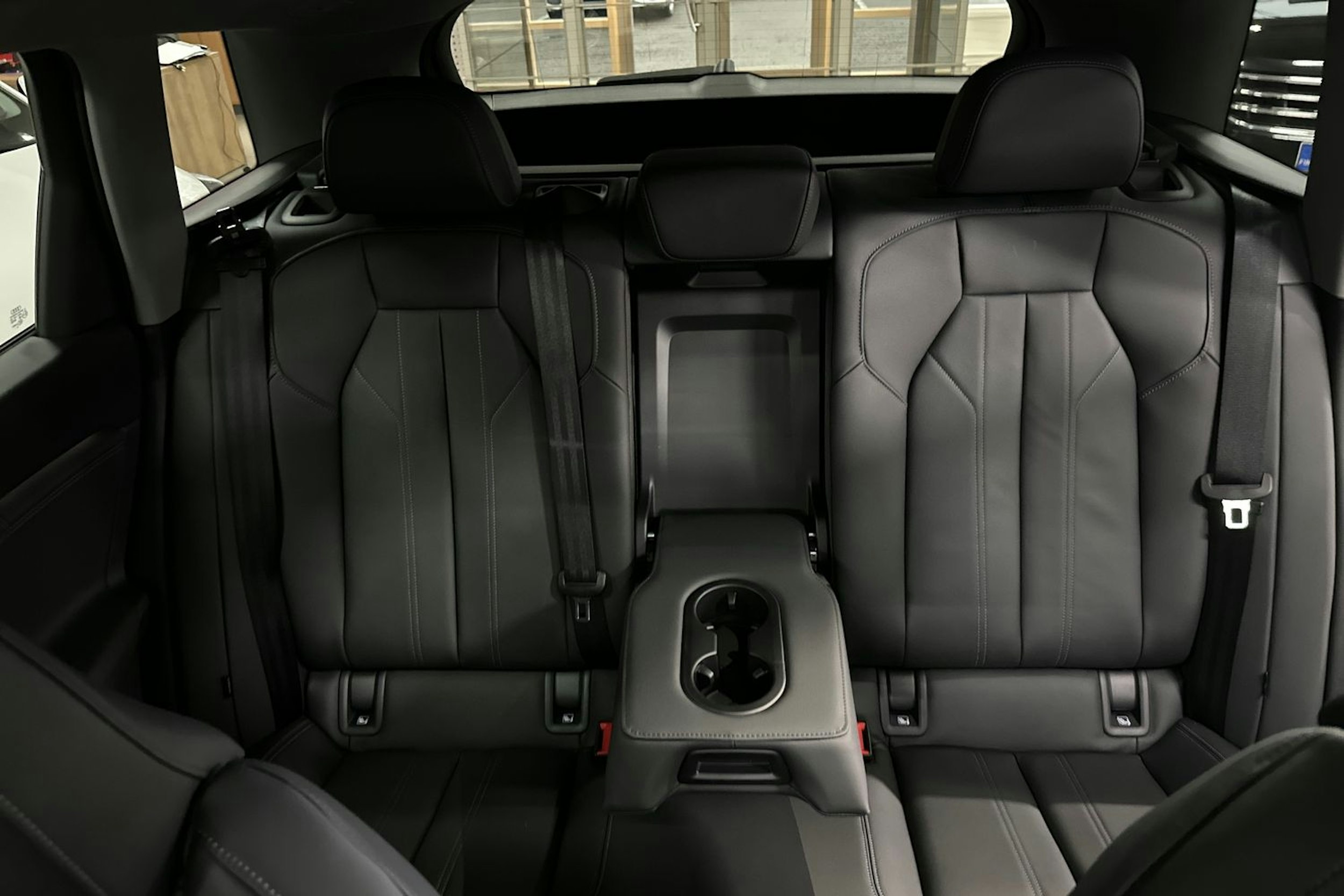 harmaa Audi Q6 e-tron 2026 kuva 11.