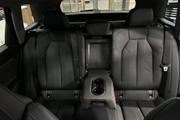 harmaa Audi Q6 e-tron 2026 kuva 11.