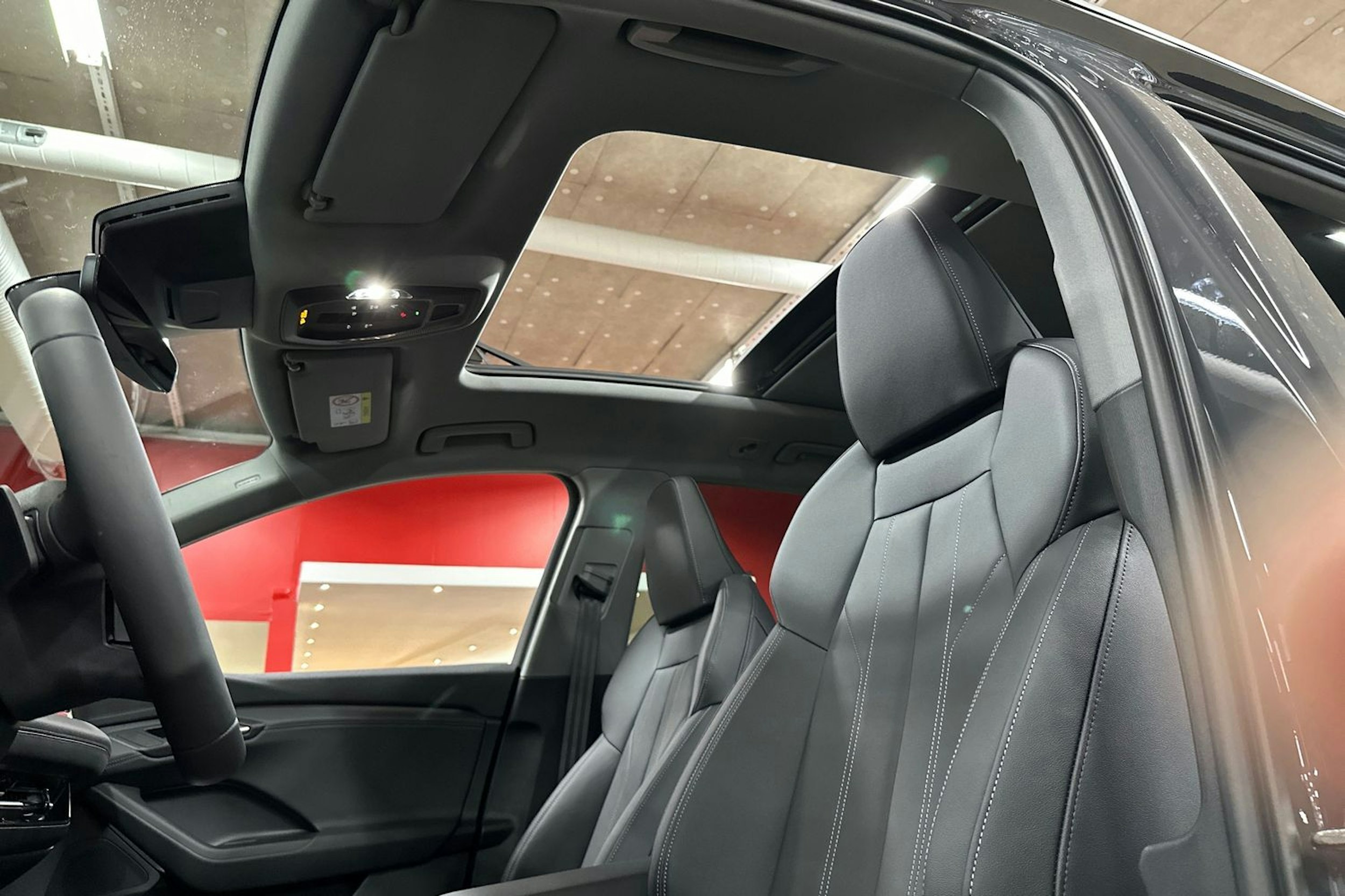 harmaa Audi Q6 e-tron 2026 kuva 12.