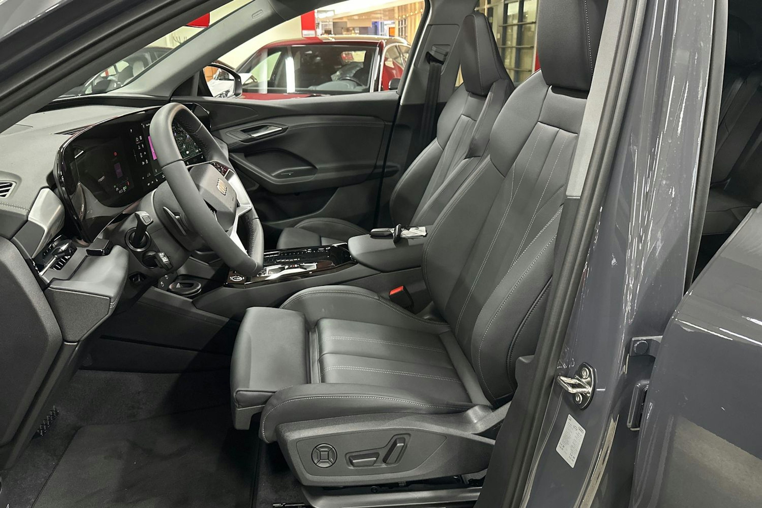 harmaa Audi Q6 e-tron 2026 kuva 13.