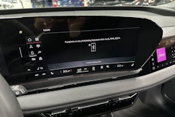 harmaa Audi Q6 e-tron 2026 kuva 18.