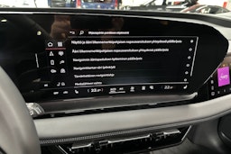 harmaa Audi Q6 e-tron 2026 kuva 20.