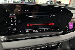 harmaa Audi Q6 e-tron 2026 kuva 22.