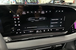 harmaa Audi Q6 e-tron 2026 kuva 23.