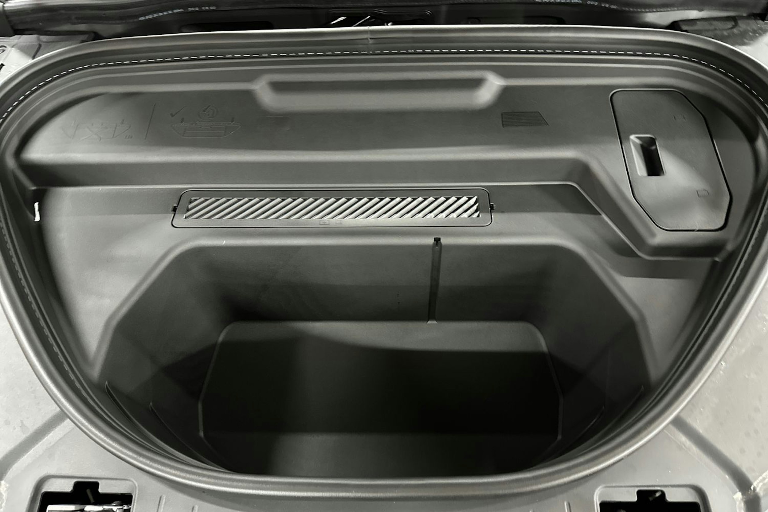 harmaa Audi Q6 e-tron 2026 kuva 34.