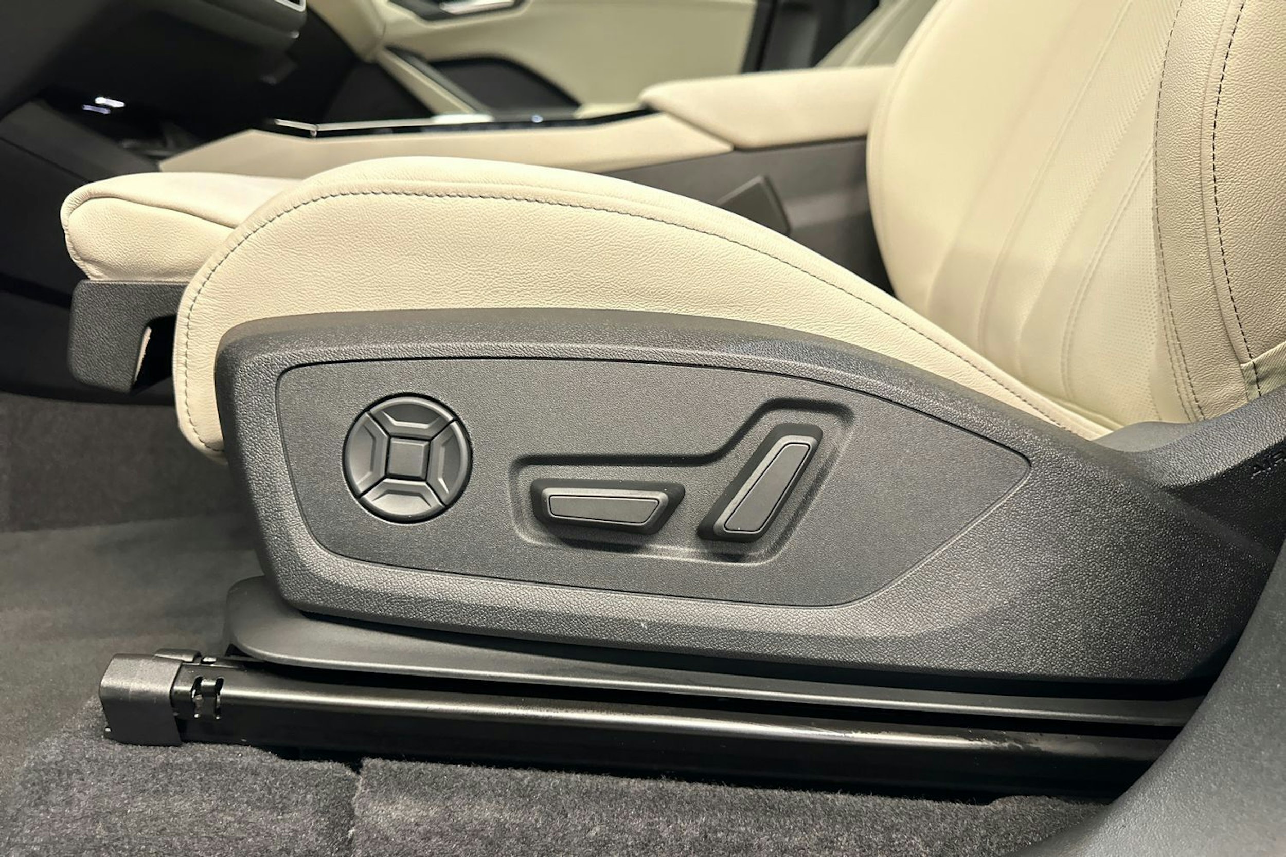 mythos musta Audi Q6 e-tron 2026 kuva 11.