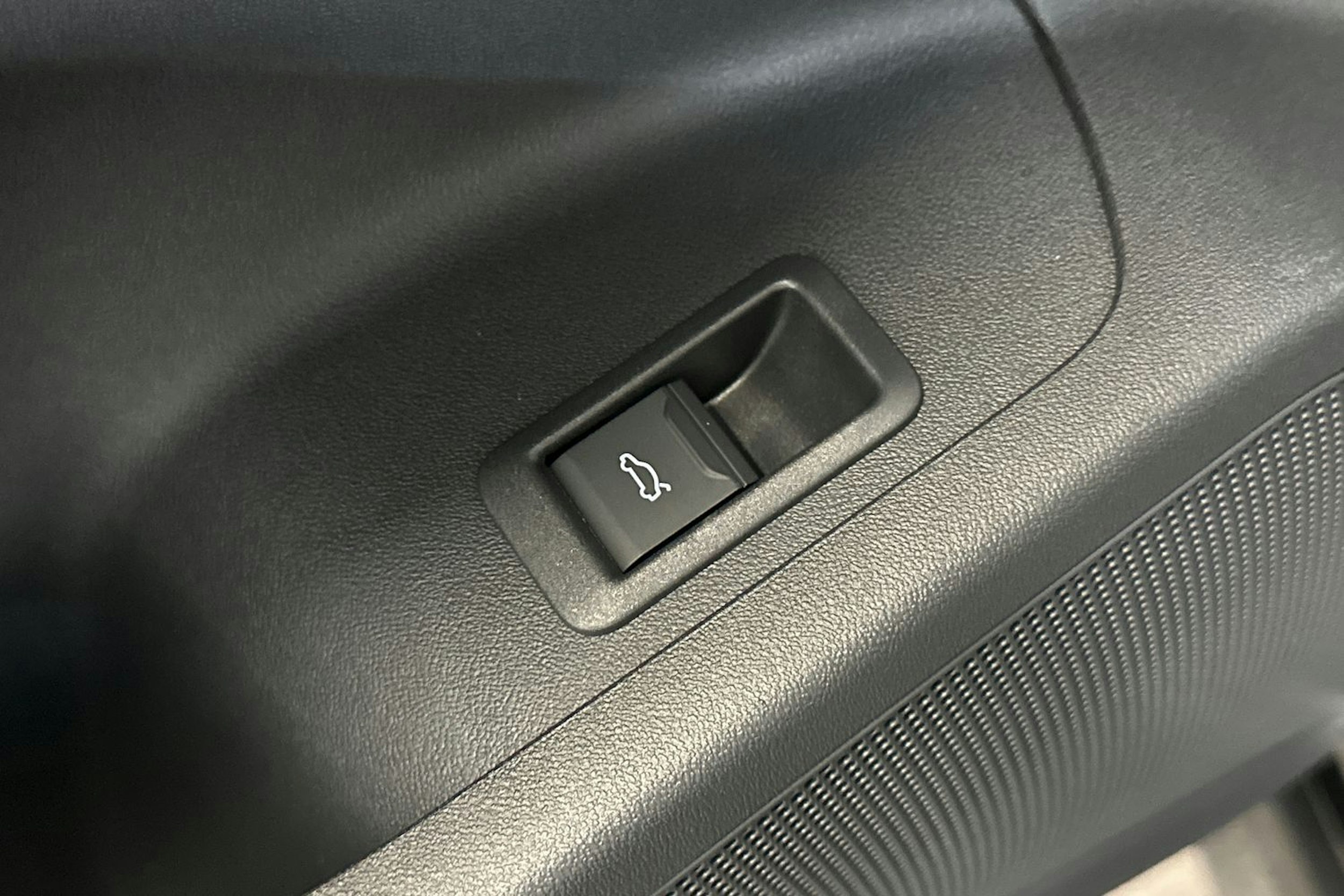 mythos musta Audi Q6 e-tron 2026 kuva 24.