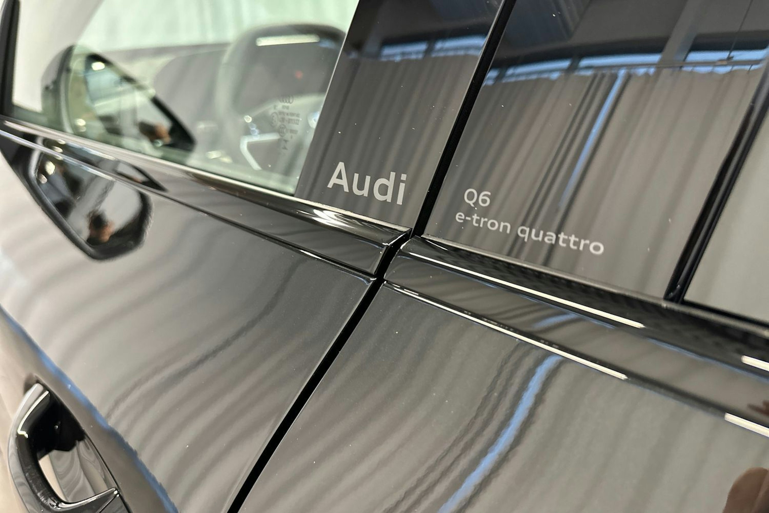 mythos musta Audi Q6 e-tron 2026 kuva 27.