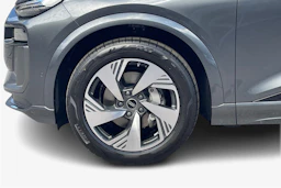 harmaa Audi Q6 e-tron 2026 kuva 9.