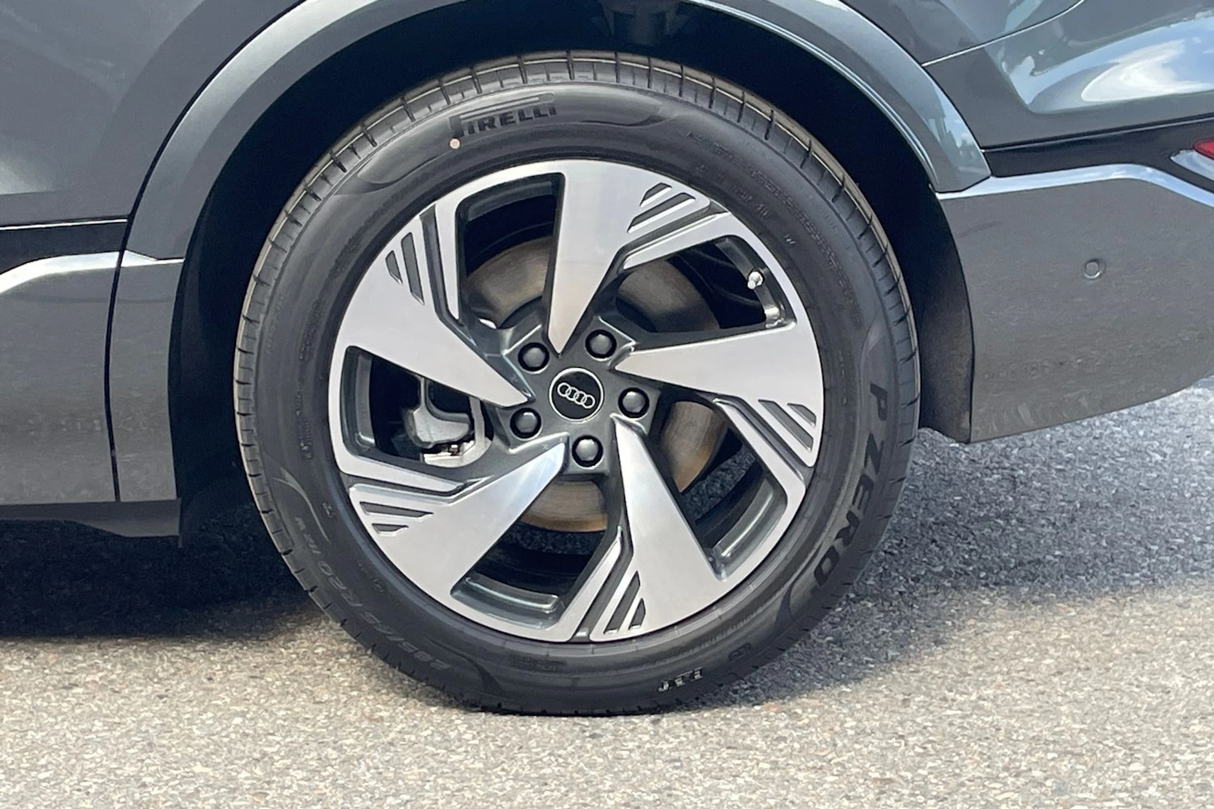 harmaa Audi Q6 e-tron 2026 kuva 10.