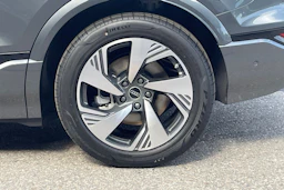 harmaa Audi Q6 e-tron 2026 kuva 10.