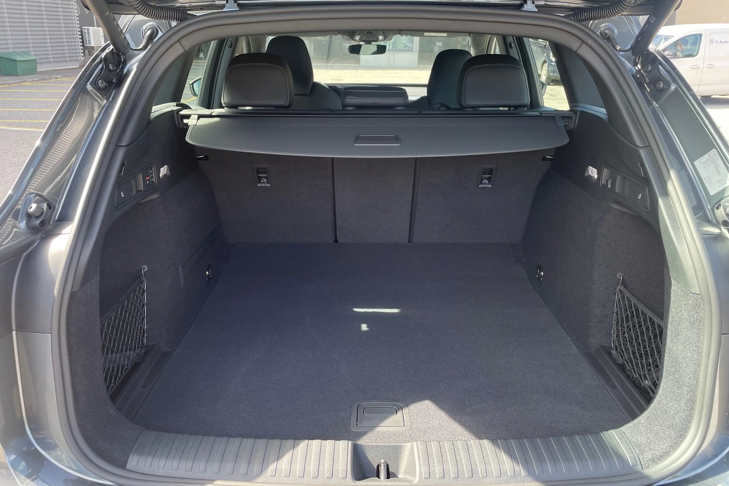 harmaa Audi Q6 e-tron 2026 kuva 11.
