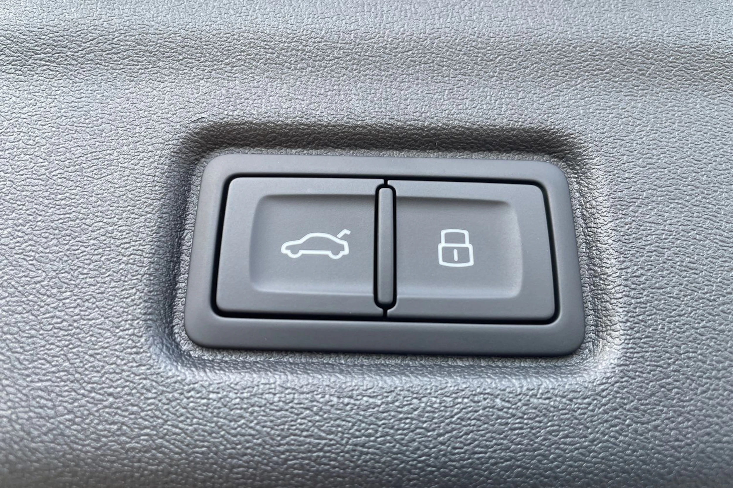harmaa Audi Q6 e-tron 2026 kuva 15.