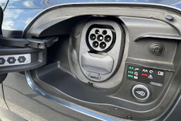 harmaa Audi Q6 e-tron 2026 kuva 17.