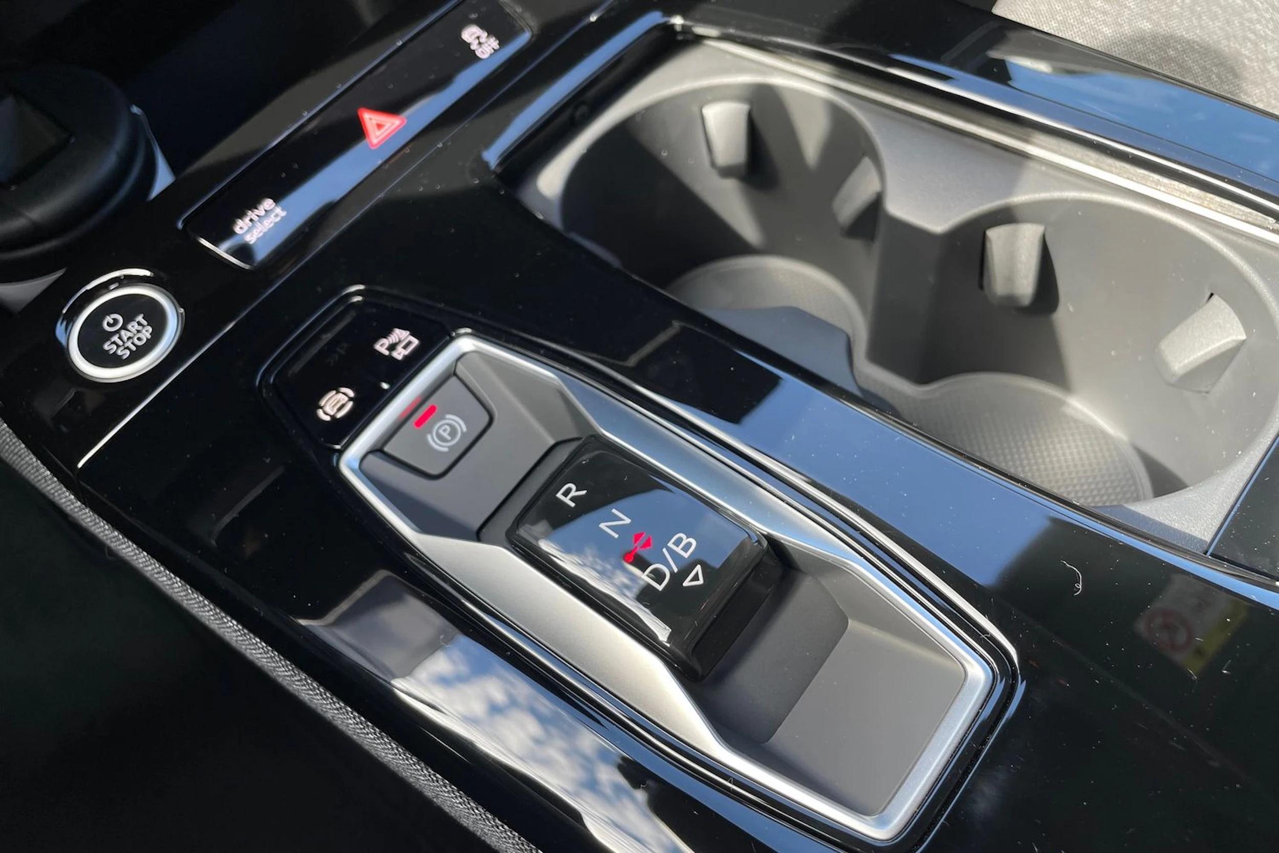 harmaa Audi Q6 e-tron 2026 kuva 22.