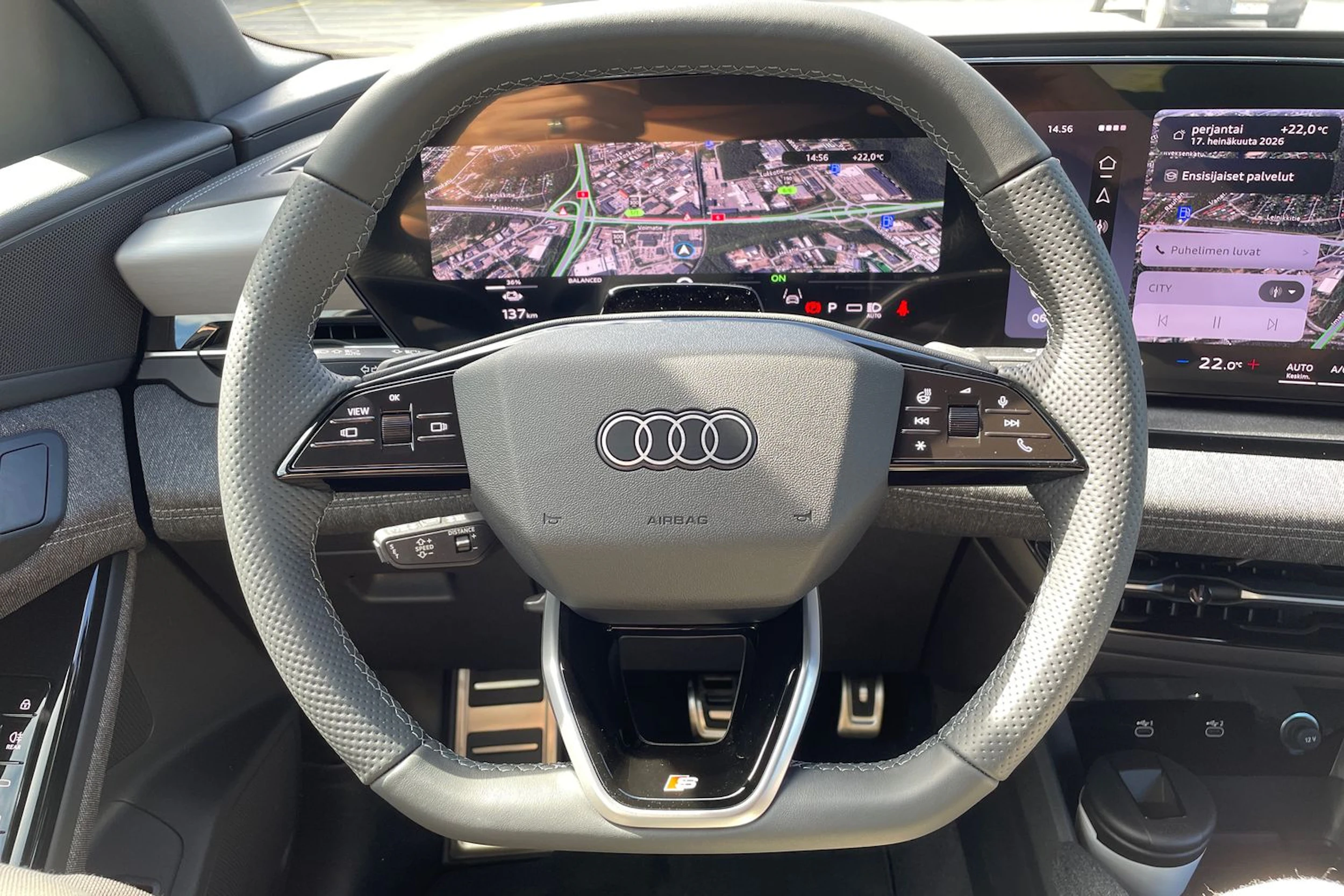 harmaa Audi Q6 e-tron 2026 kuva 24.