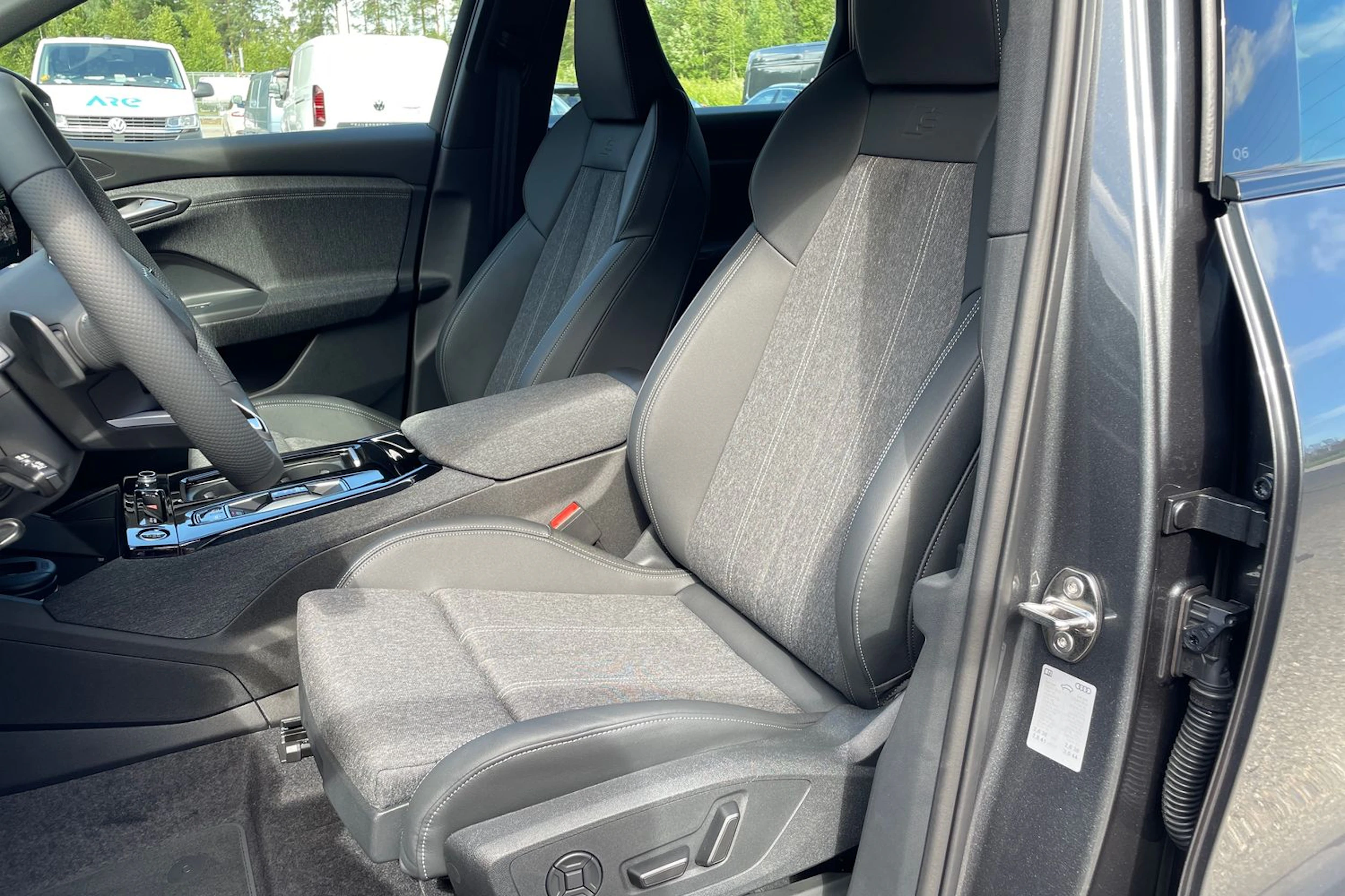 harmaa Audi Q6 e-tron 2026 kuva 30.