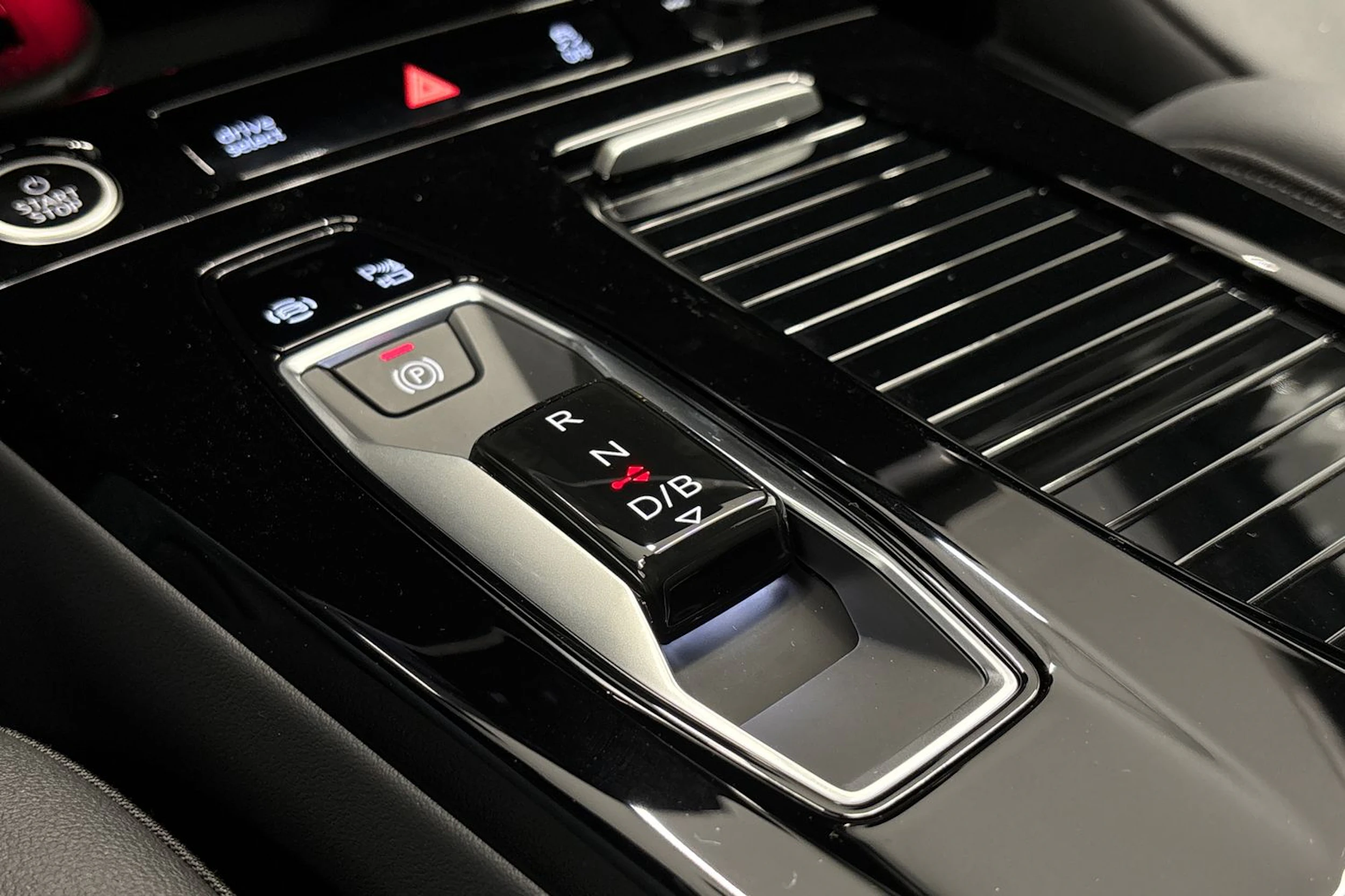 met. sininen Audi Q6 e-tron 2026 kuva 32.