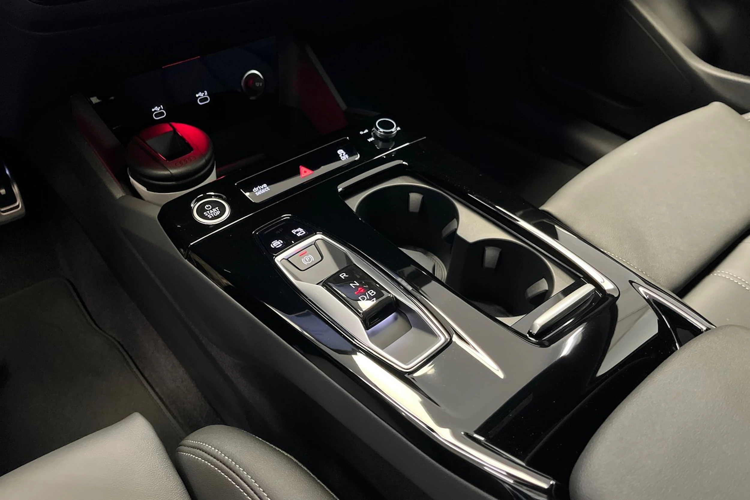 plasma sininen Audi Q6 e-tron 2026 kuva 19.