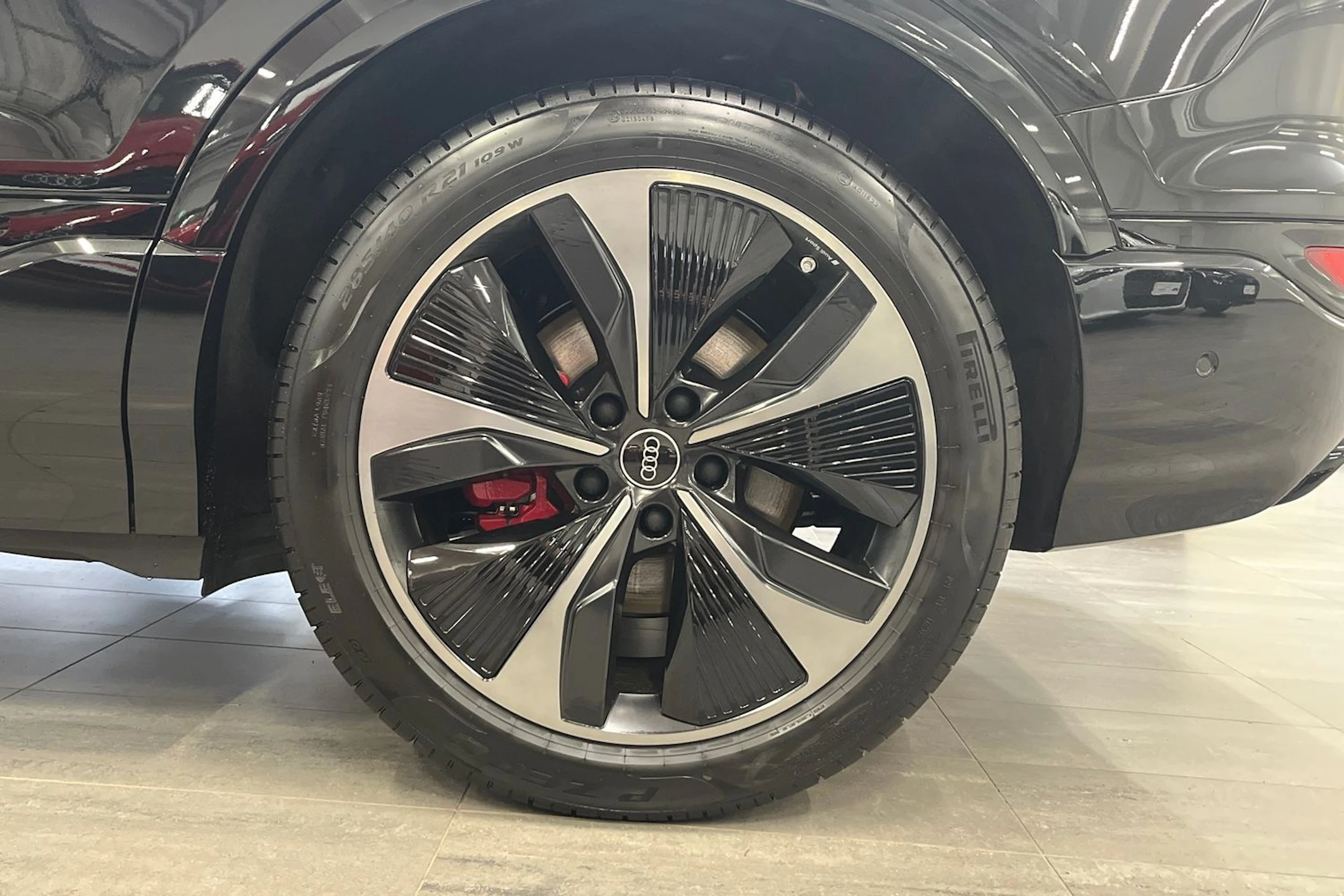met. musta Audi Q6 e-tron 2026 kuva 10.