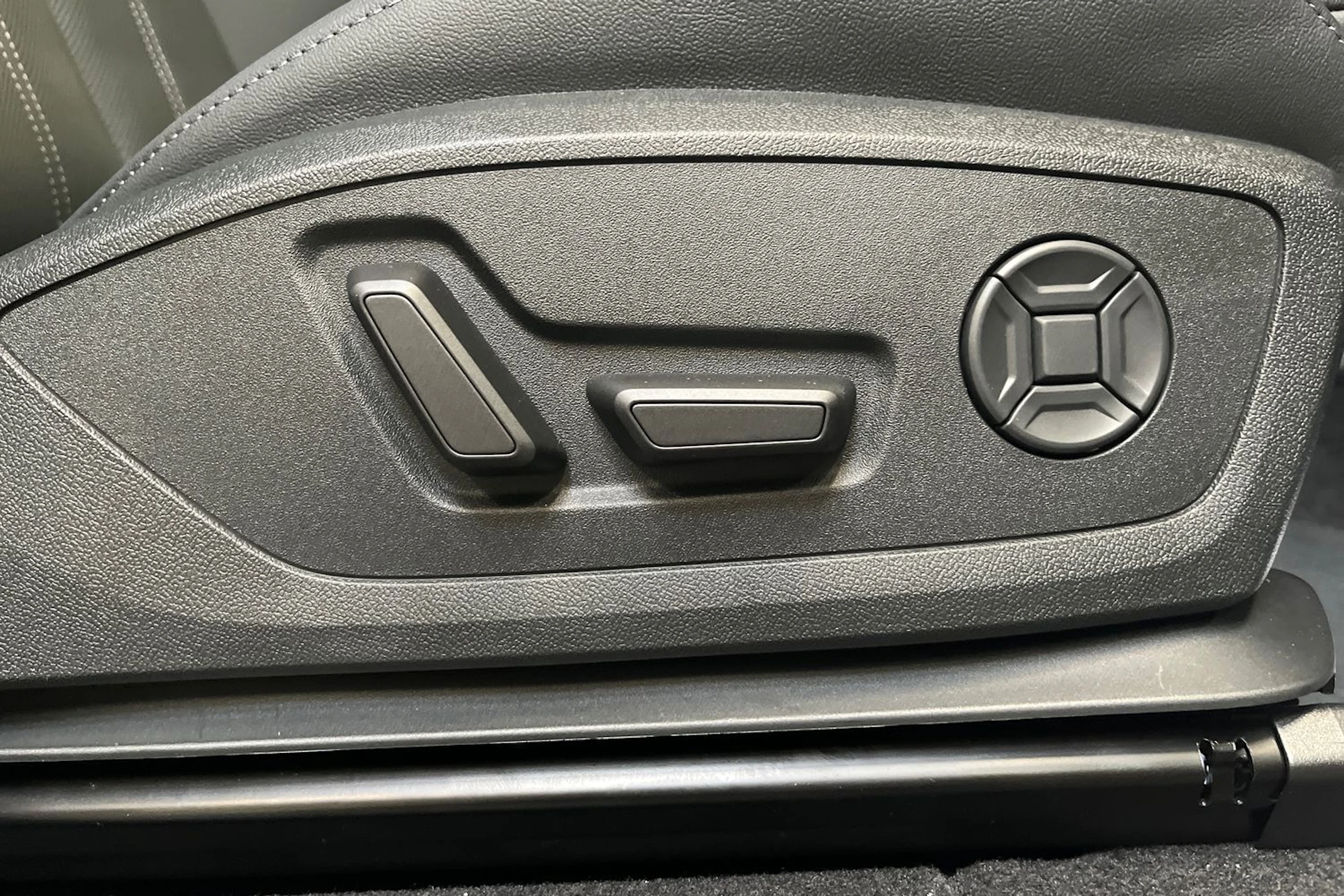 met. musta Audi Q6 e-tron 2026 kuva 15.