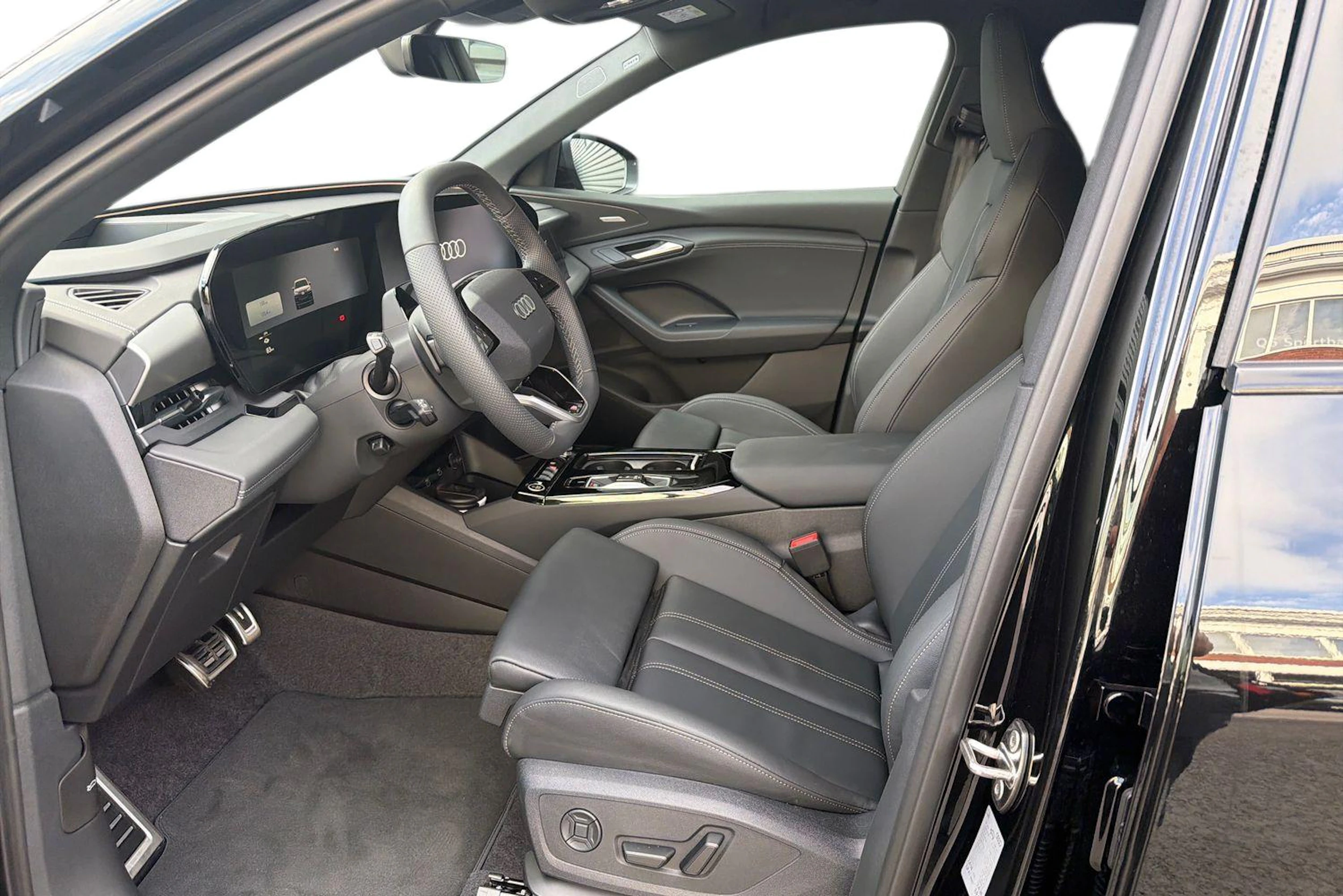musta Audi Q6 e-tron 2026 kuva 6.