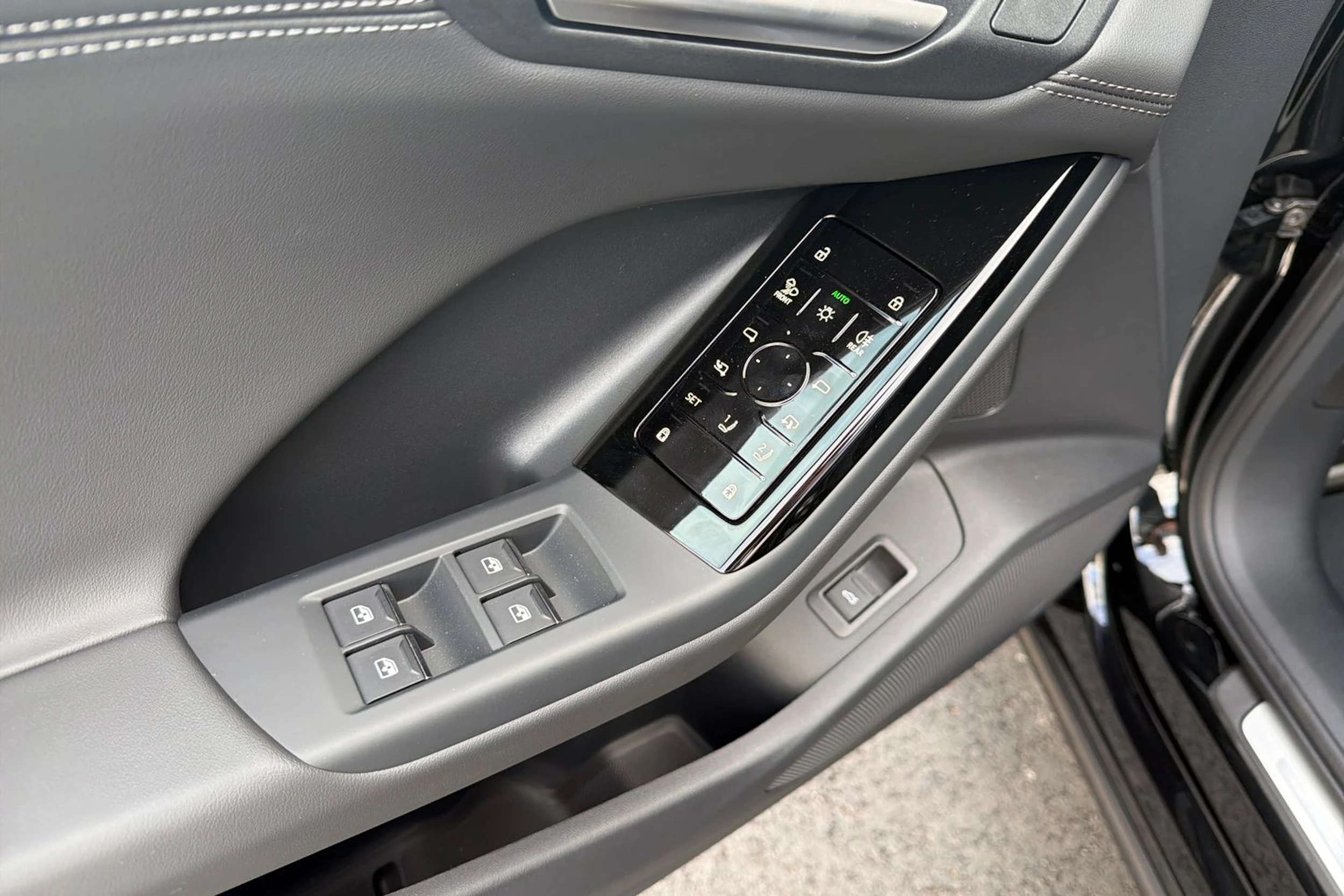 musta Audi Q6 e-tron 2026 kuva 11.