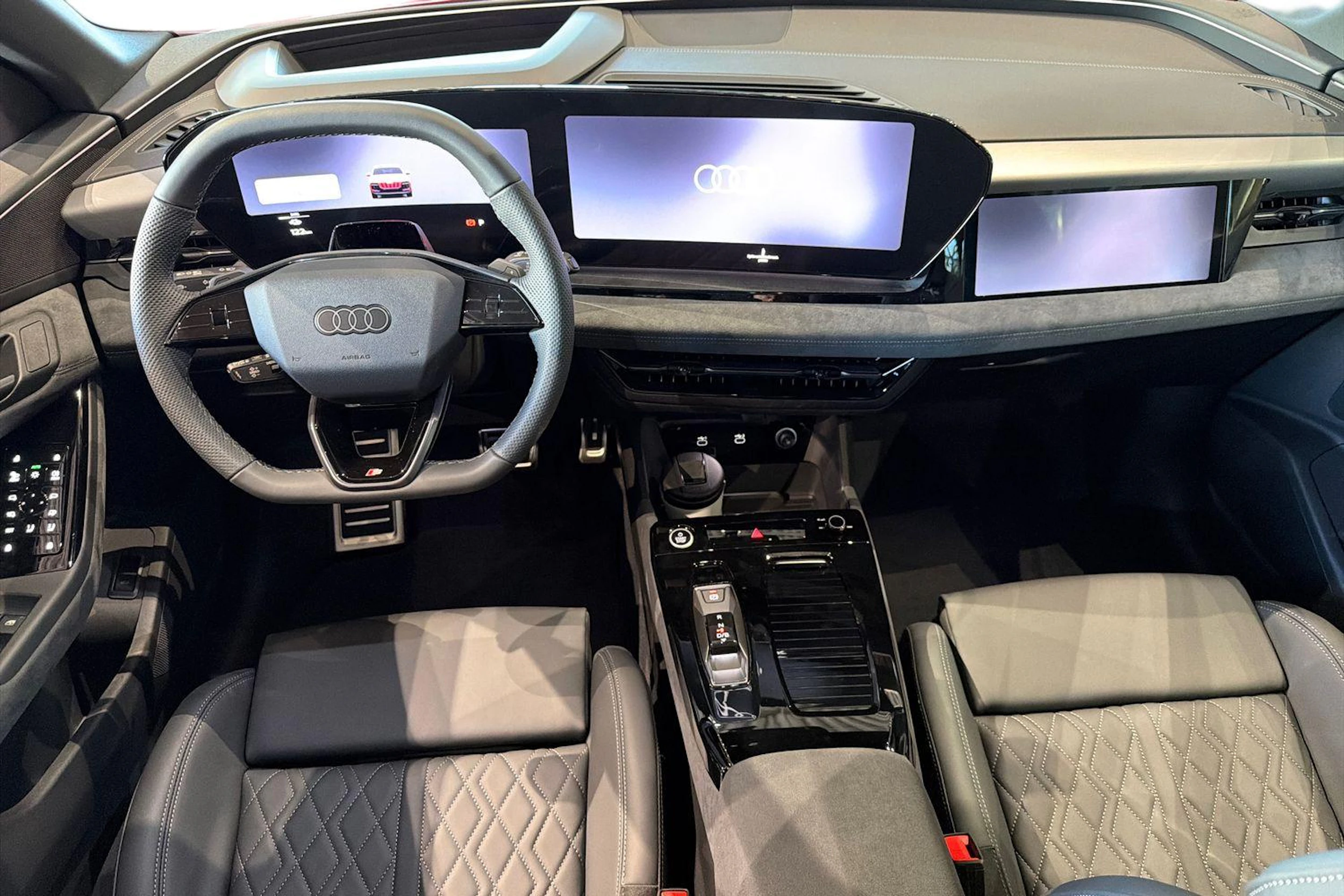 punainen Audi Q6 e-tron 2026 kuva 7.