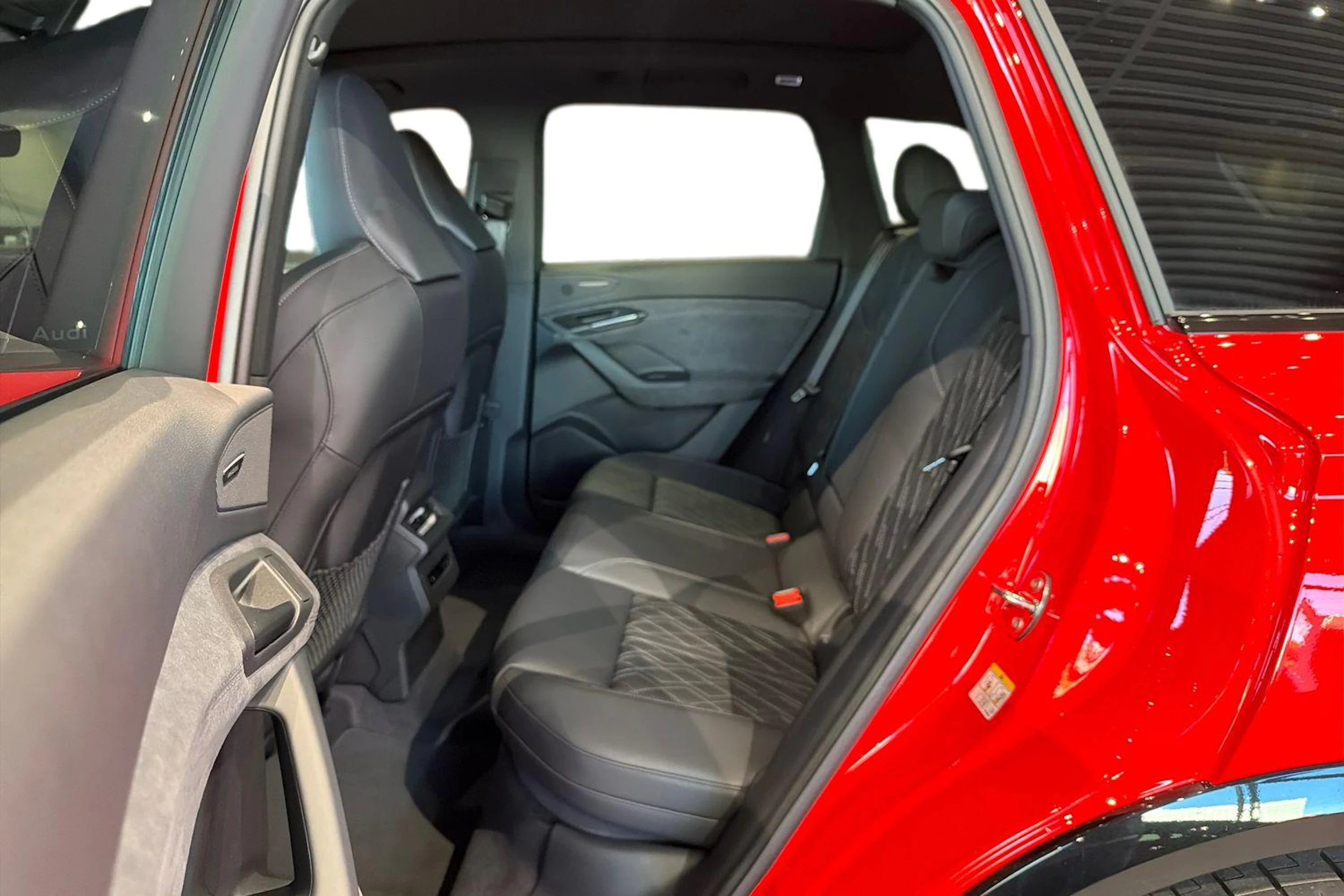 punainen Audi Q6 e-tron 2026 kuva 8.