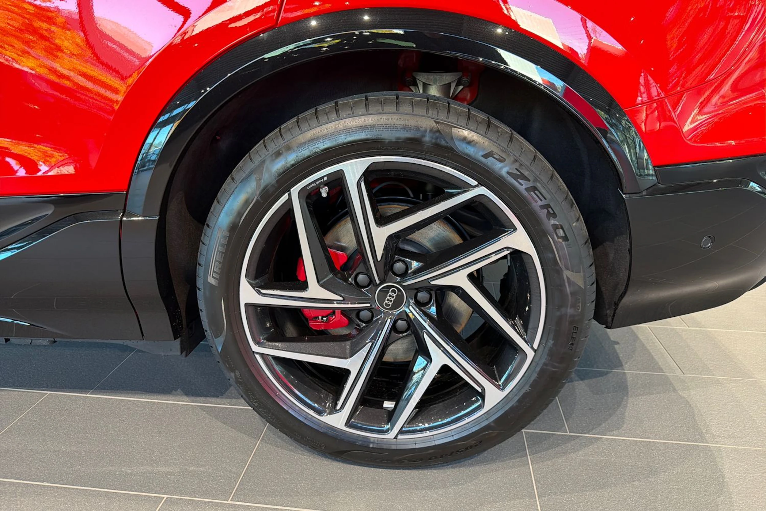 punainen Audi Q6 e-tron 2026 kuva 10.