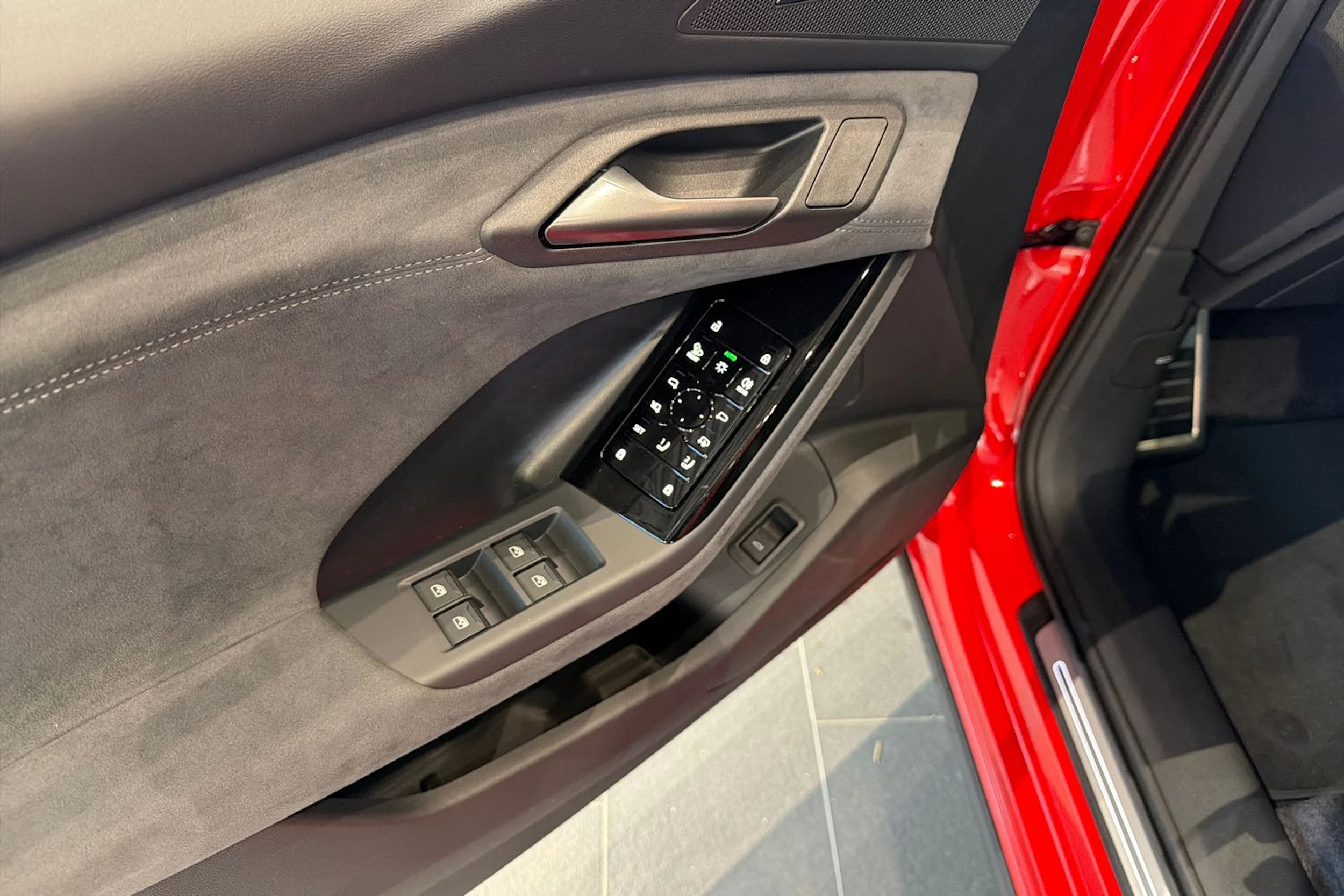 punainen Audi Q6 e-tron 2026 kuva 11.