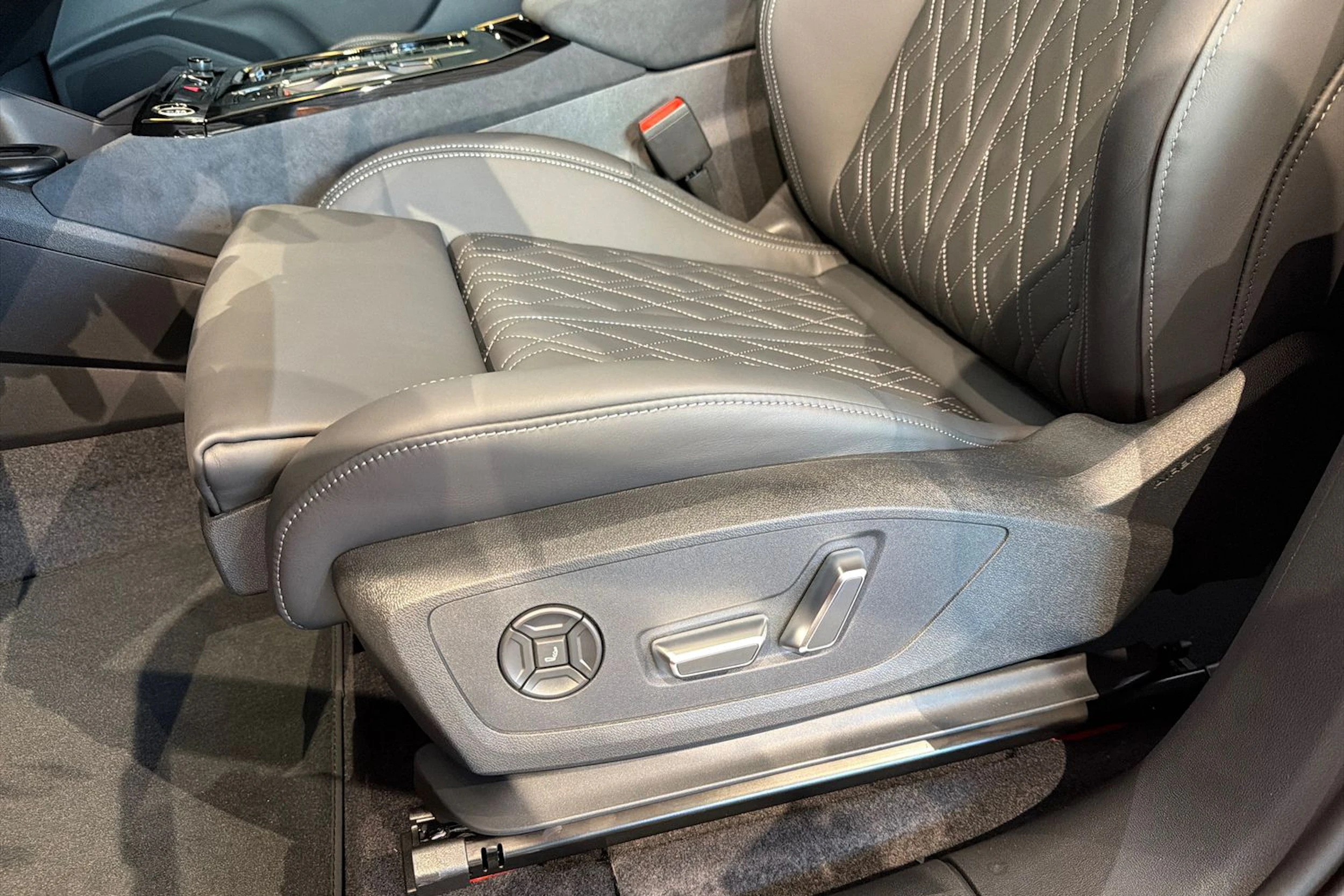 punainen Audi Q6 e-tron 2026 kuva 13.