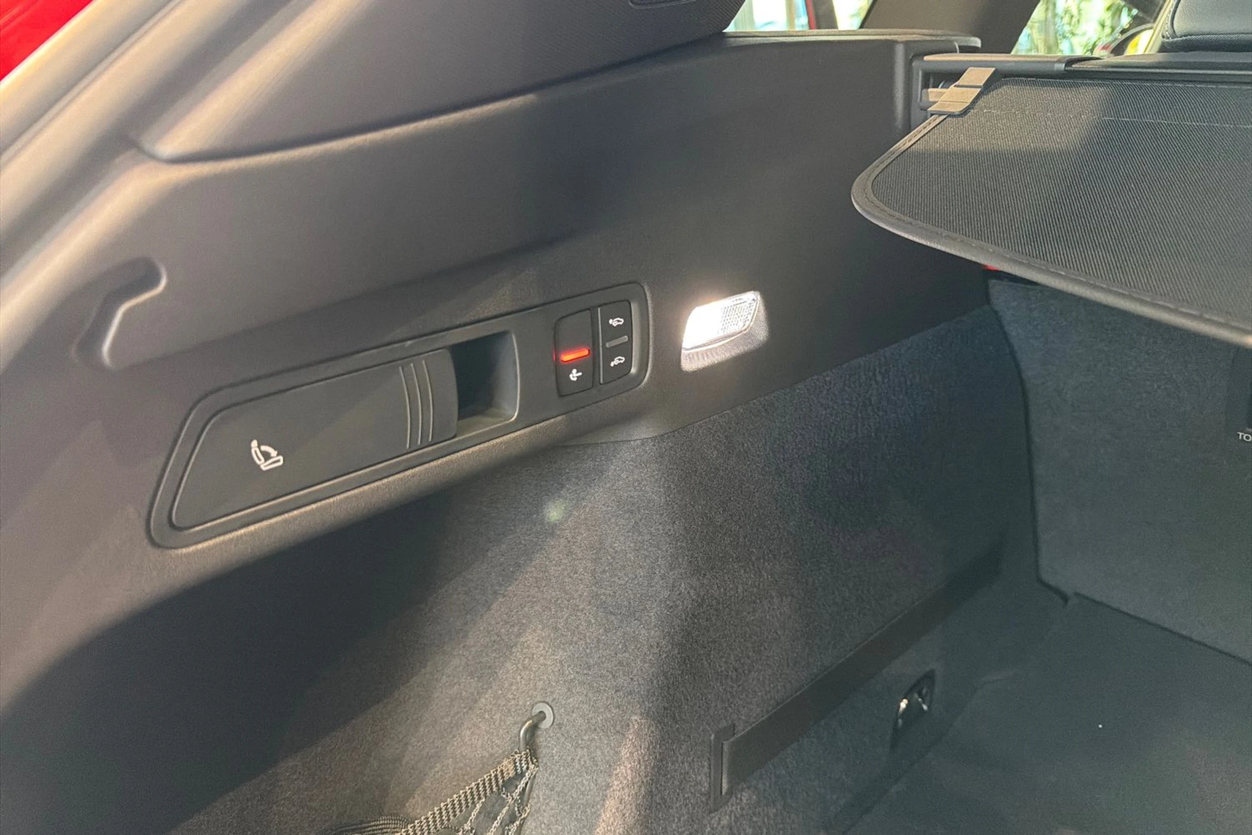 punainen Audi Q6 e-tron 2026 kuva 15.