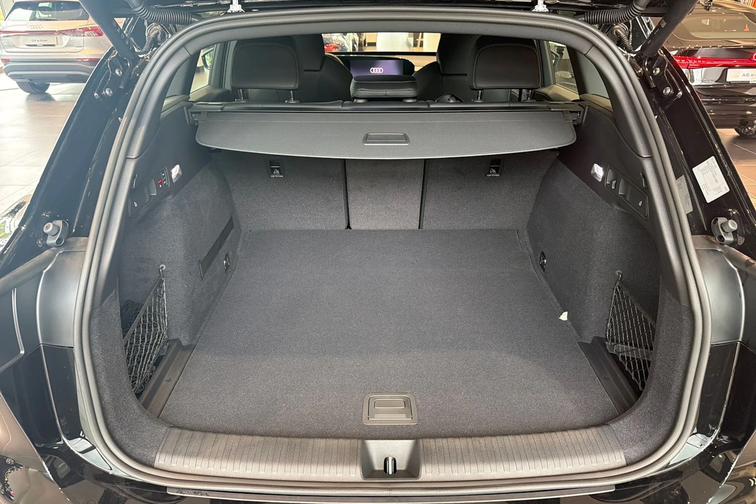 musta Audi Q6 e-tron 2026 kuva 11.