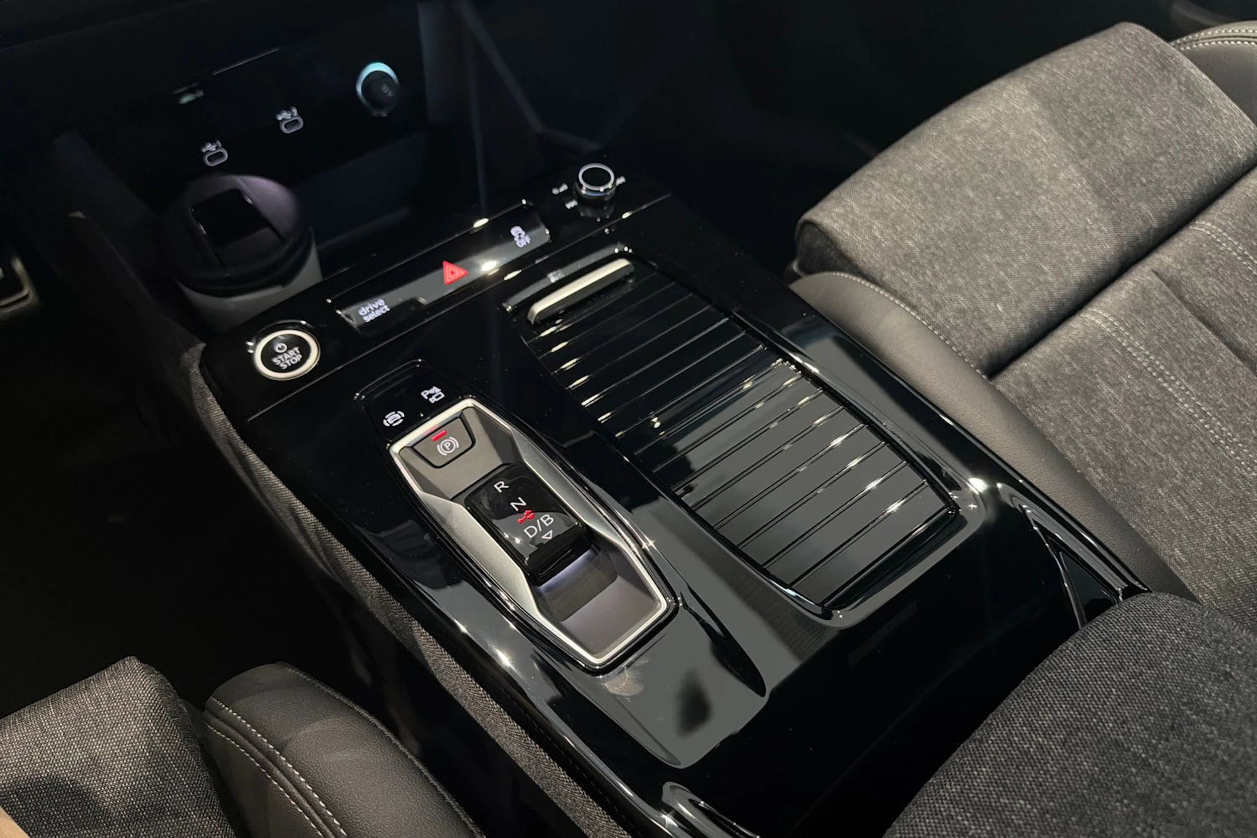 musta Audi Q6 e-tron 2026 kuva 19.