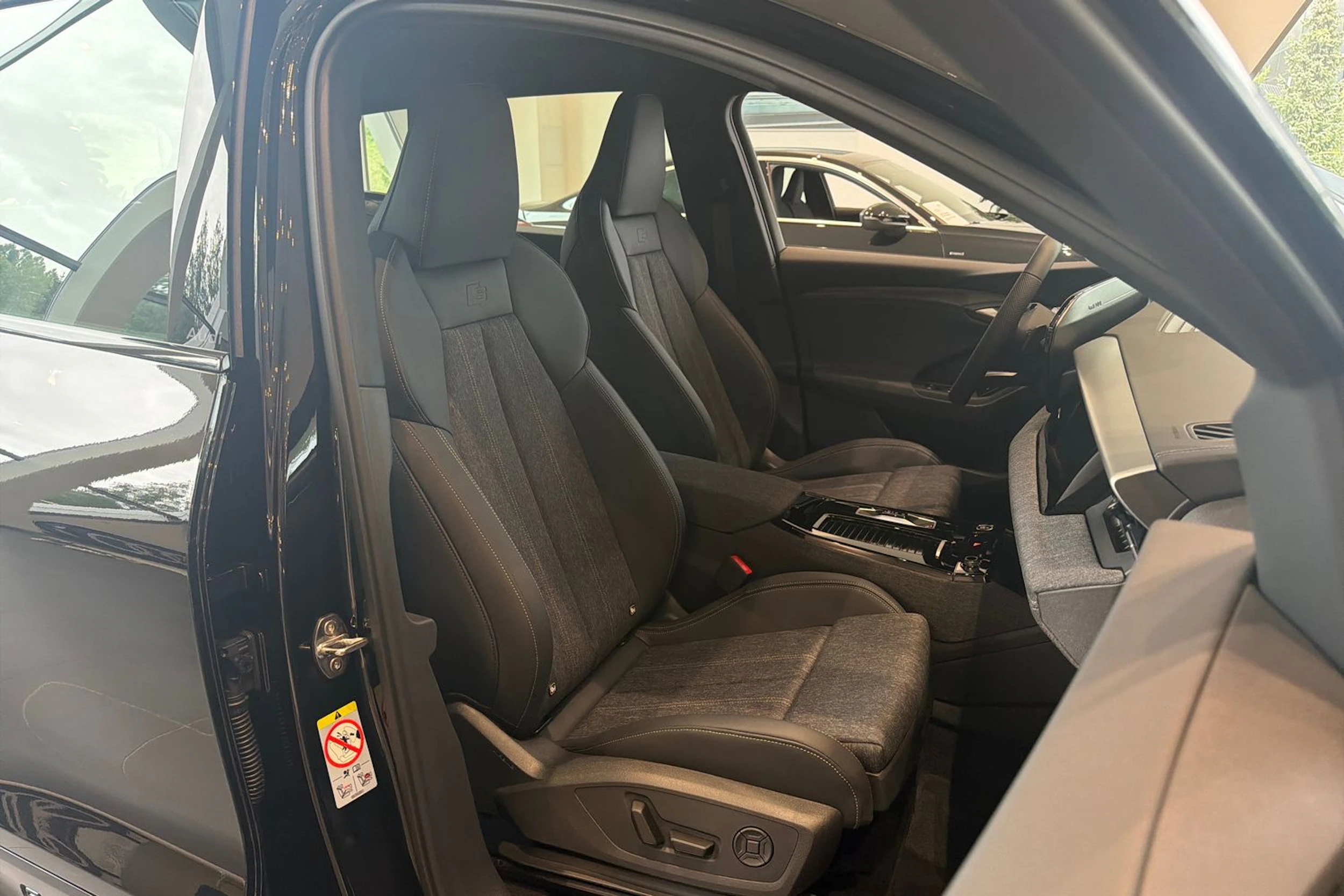 musta Audi Q6 e-tron 2026 kuva 22.