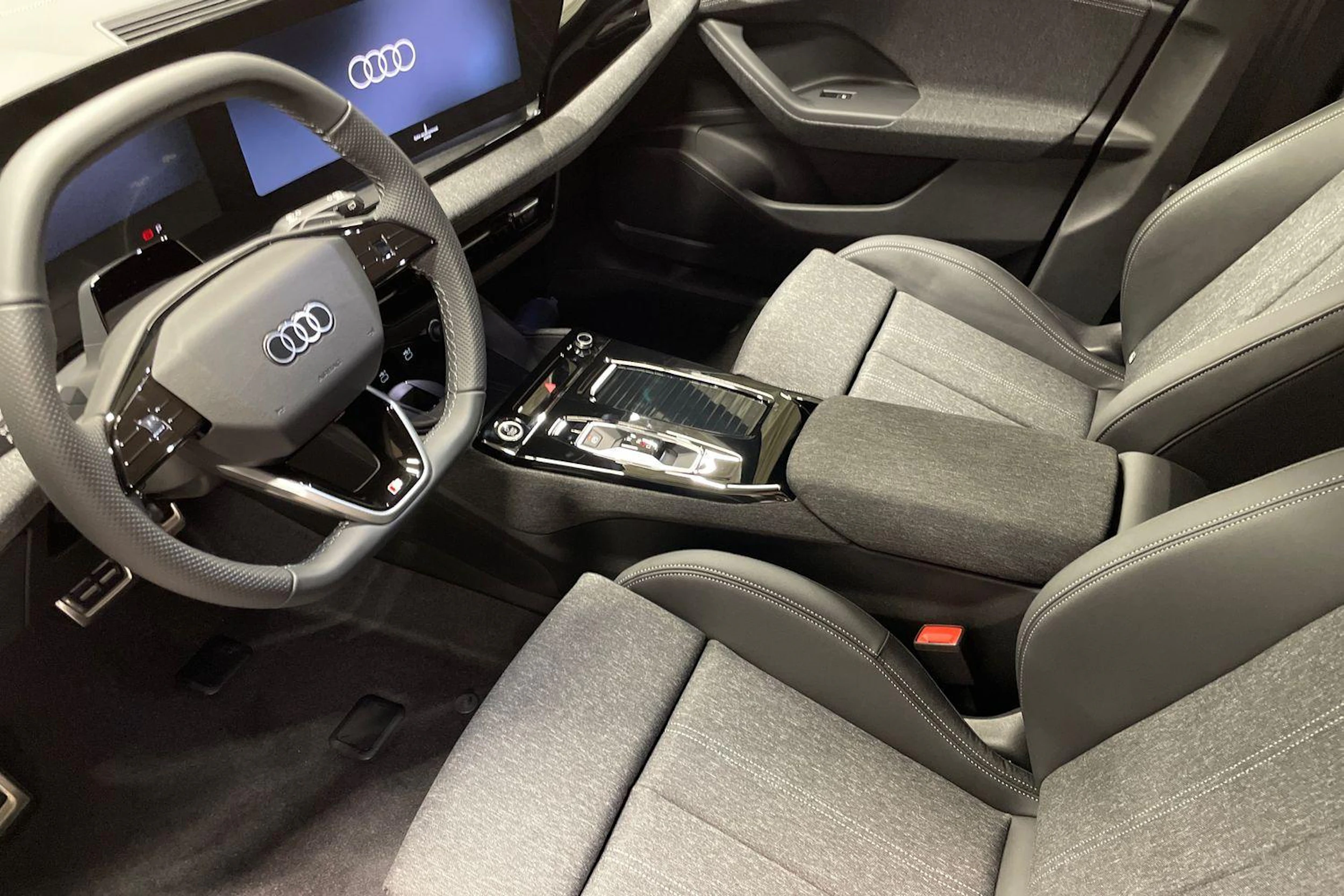 met. harmaa Audi Q6 e-tron 2026 kuva 6.