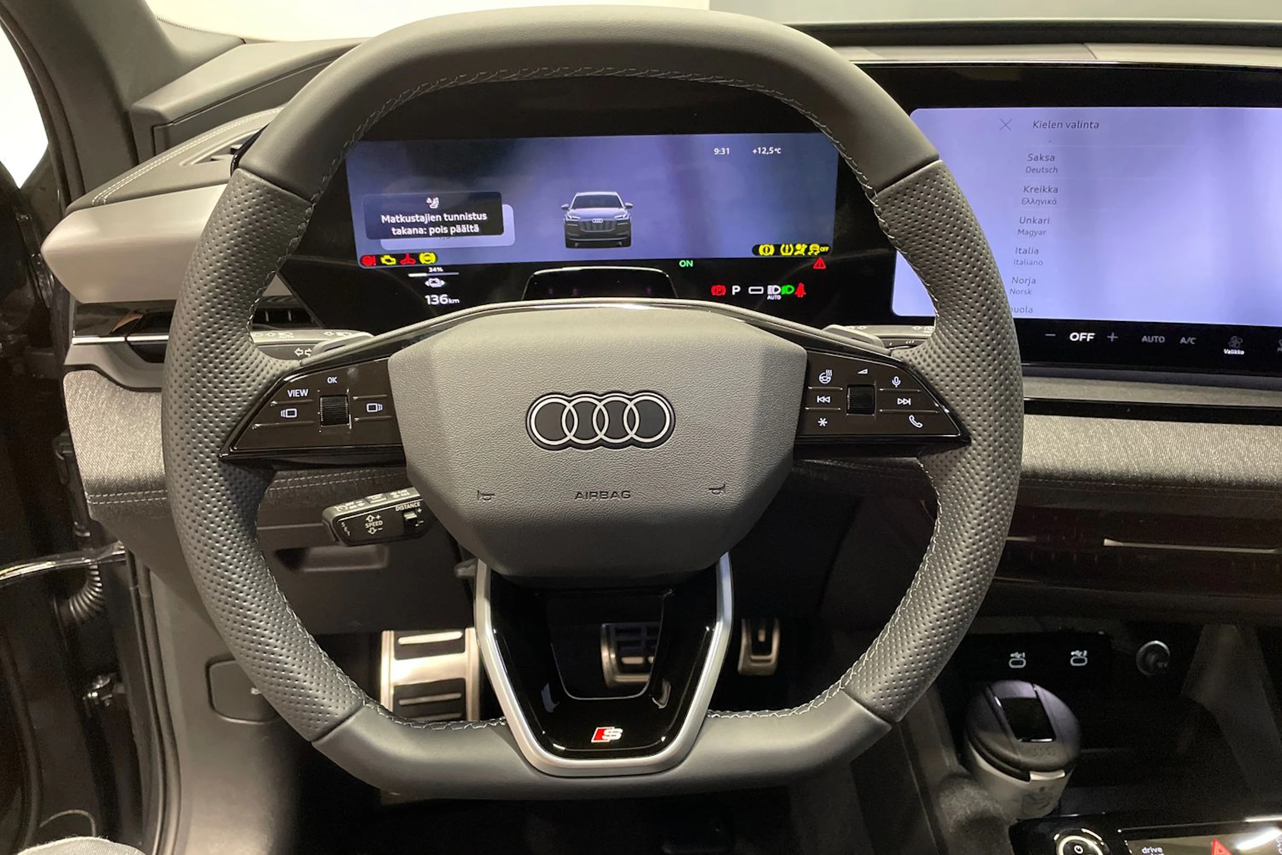 met. harmaa Audi Q6 e-tron 2026 kuva 13.