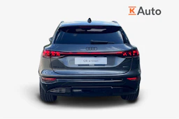 harmaa Audi Q6 e-tron 2026 kuva 3.