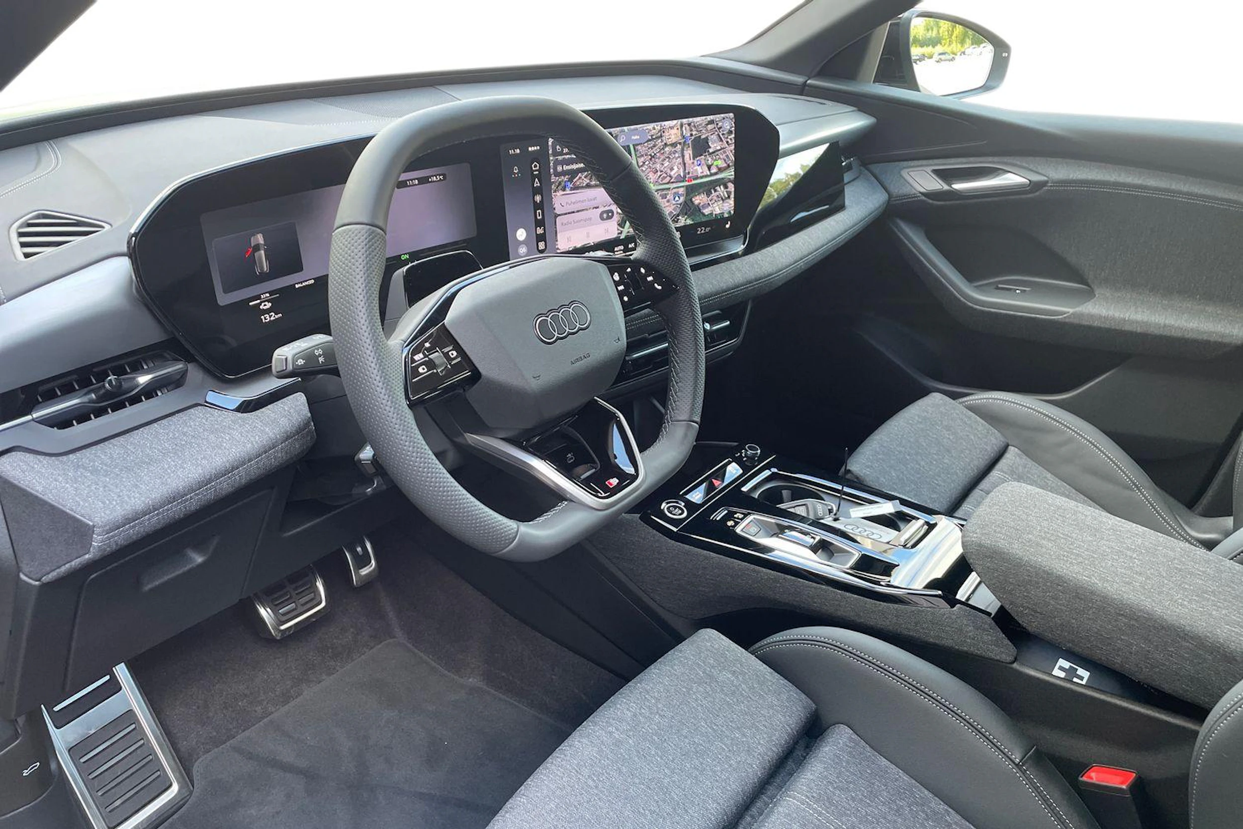 harmaa Audi Q6 e-tron 2026 kuva 6.