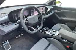 harmaa Audi Q6 e-tron 2026 kuva 6.
